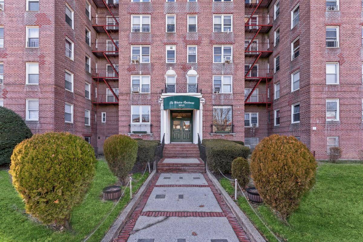 Briarwood, NY 11435,143-25 84 Drive #5K