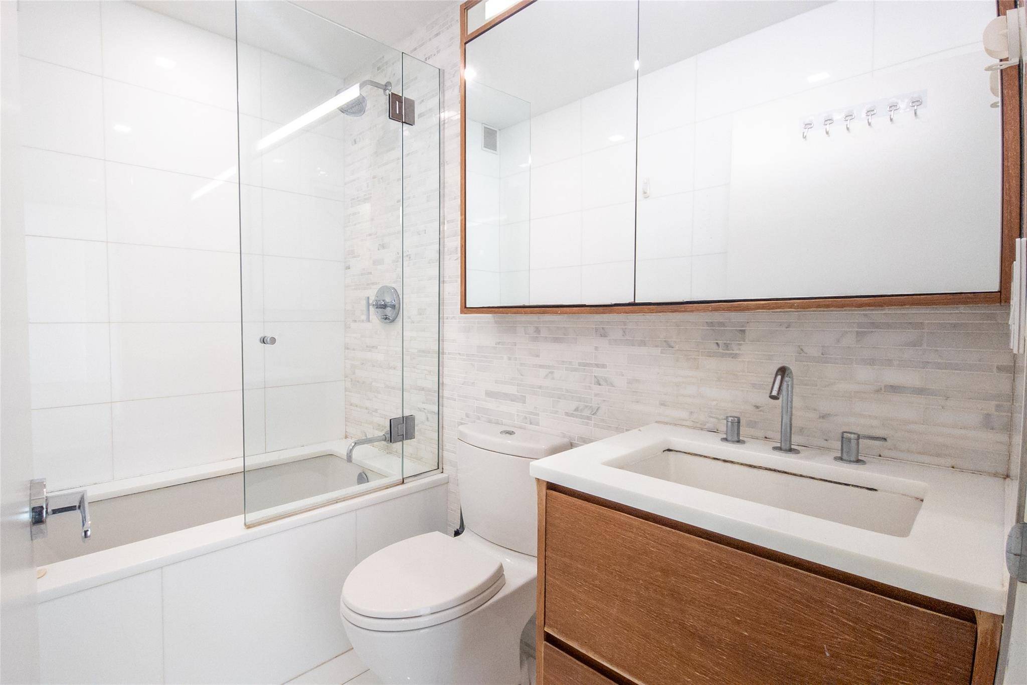 New York (manhattan), NY 10019,301 W 53rd ST #10B