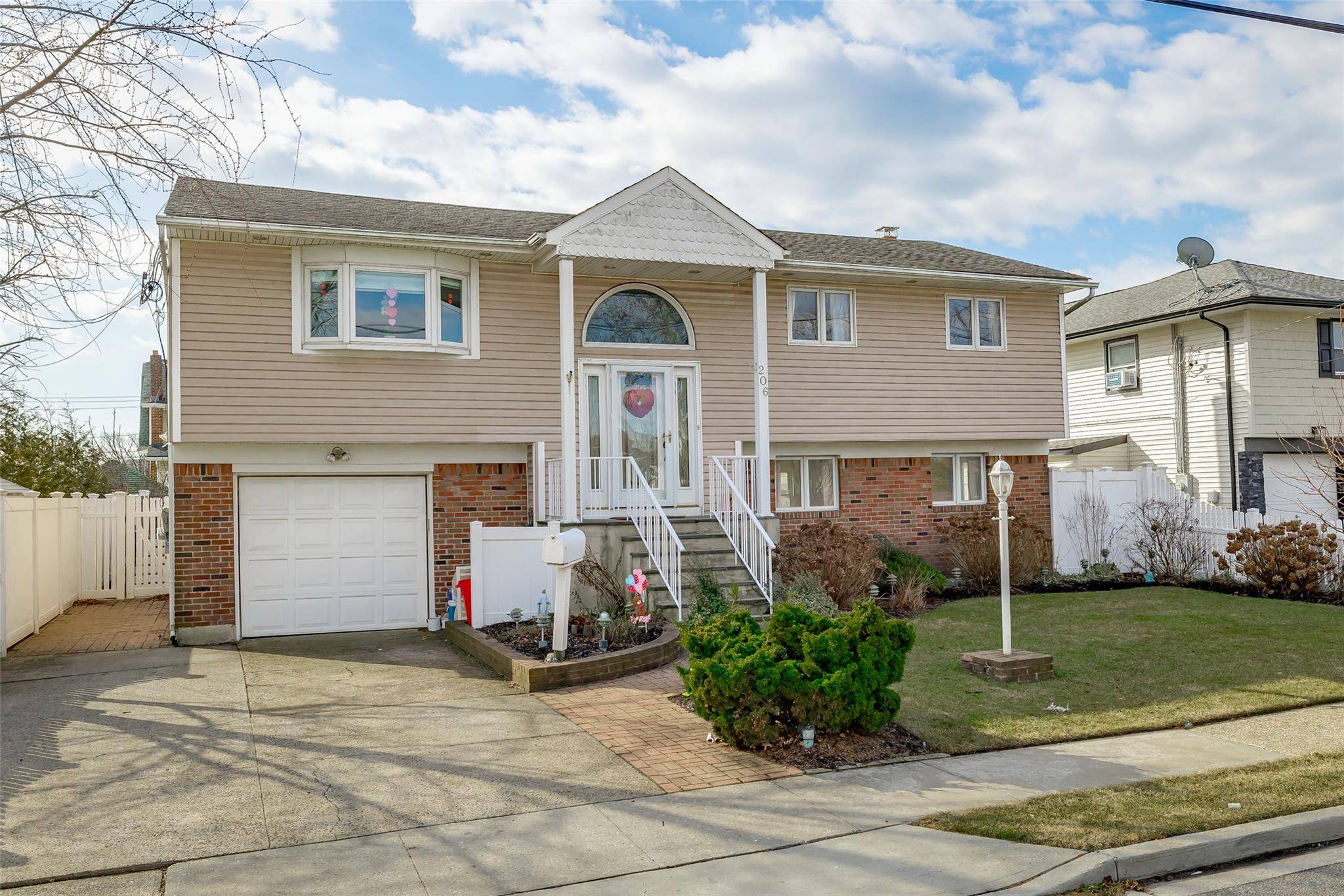 Island Park, NY 11558,206 Hamilton AVE