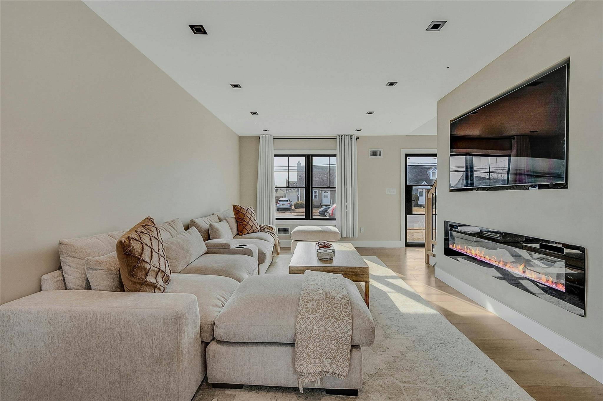 Westbury, NY 11590,996 Mirabelle AVE