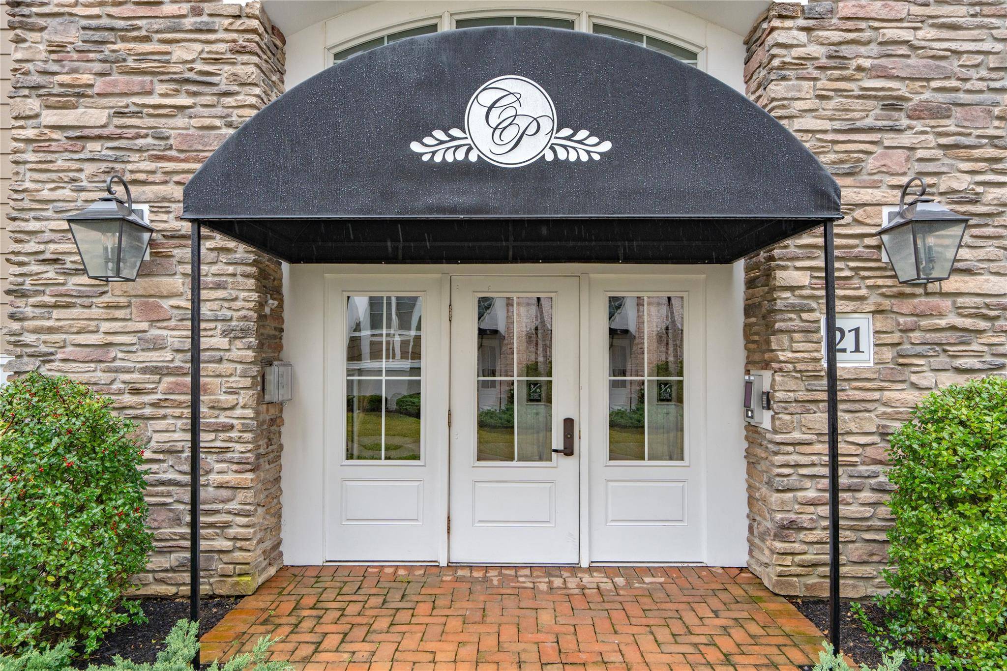 Plainview, NY 11803,21201 Aspenwood DR