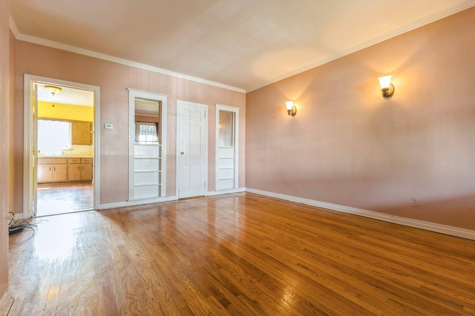 Middle Village, NY 11379,61-34 82nd PL