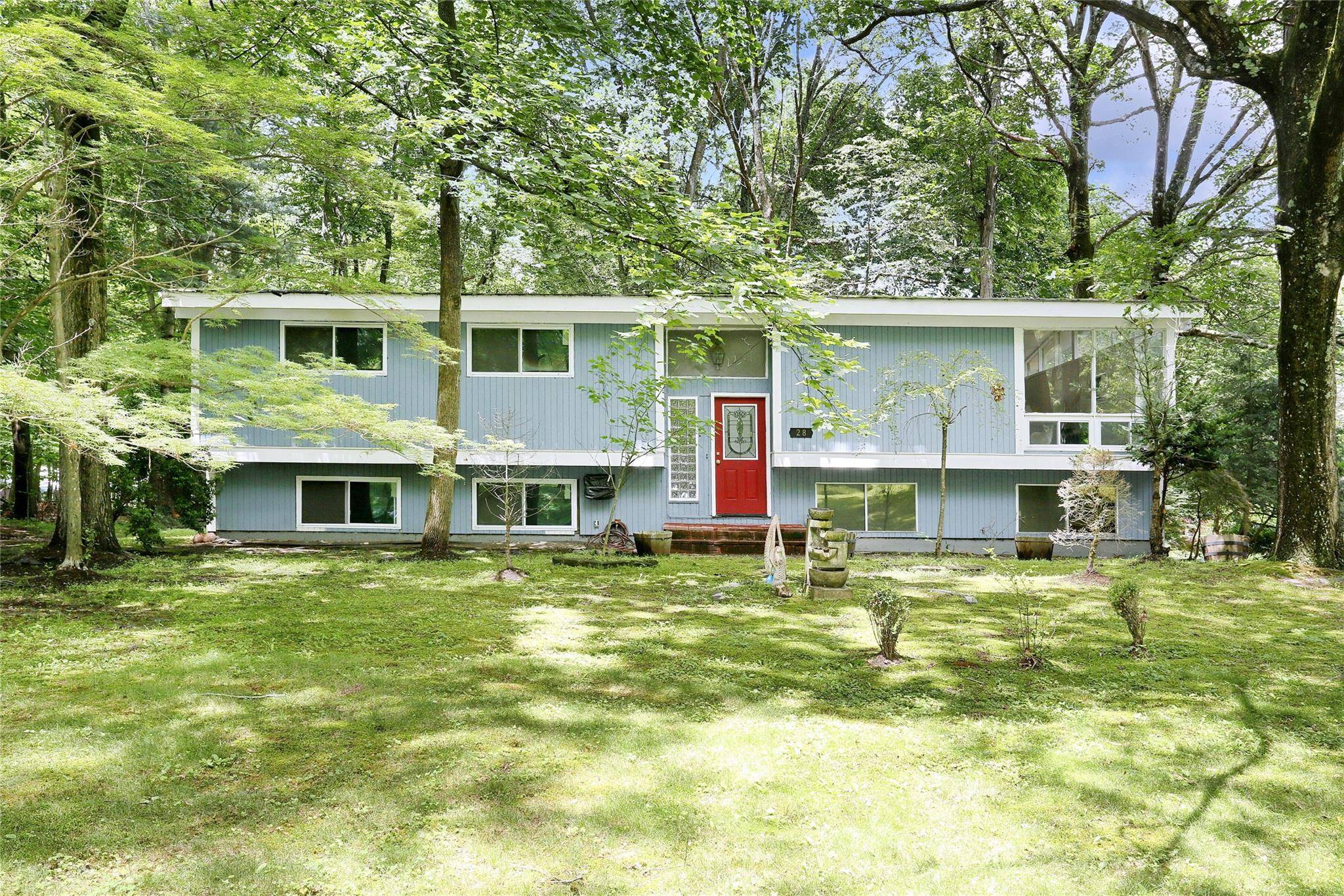 Montebello, NY 10901,28 Robin Hood RD