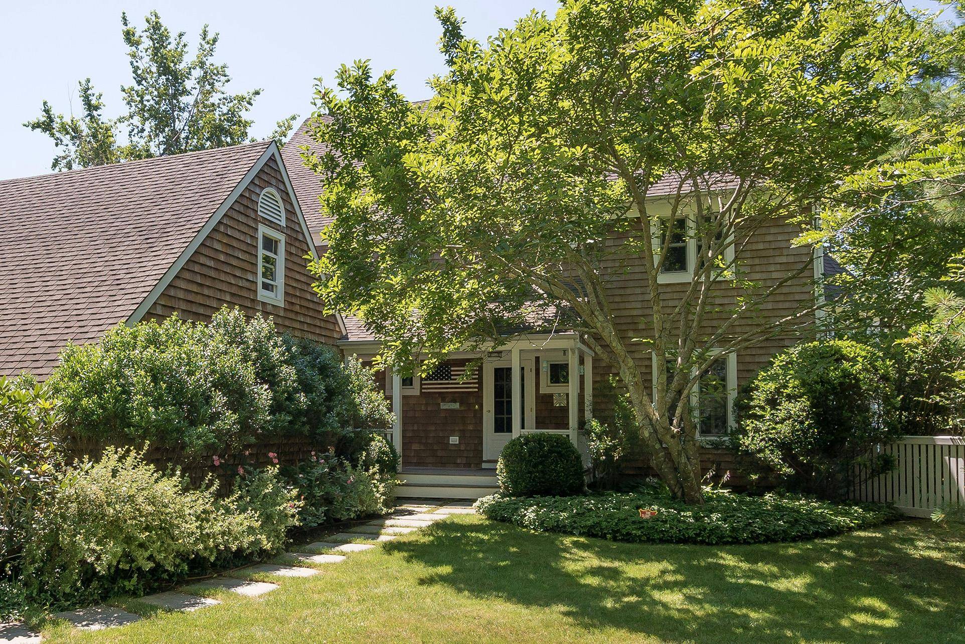 Southampton, NY 11968,141 Harvest LN