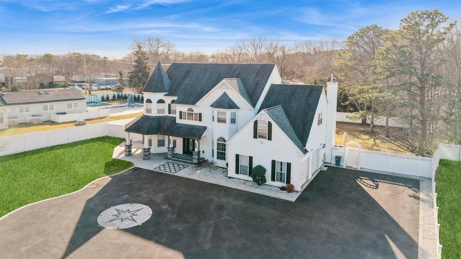 Holtsville, NY 11742,2 Blackpine CT