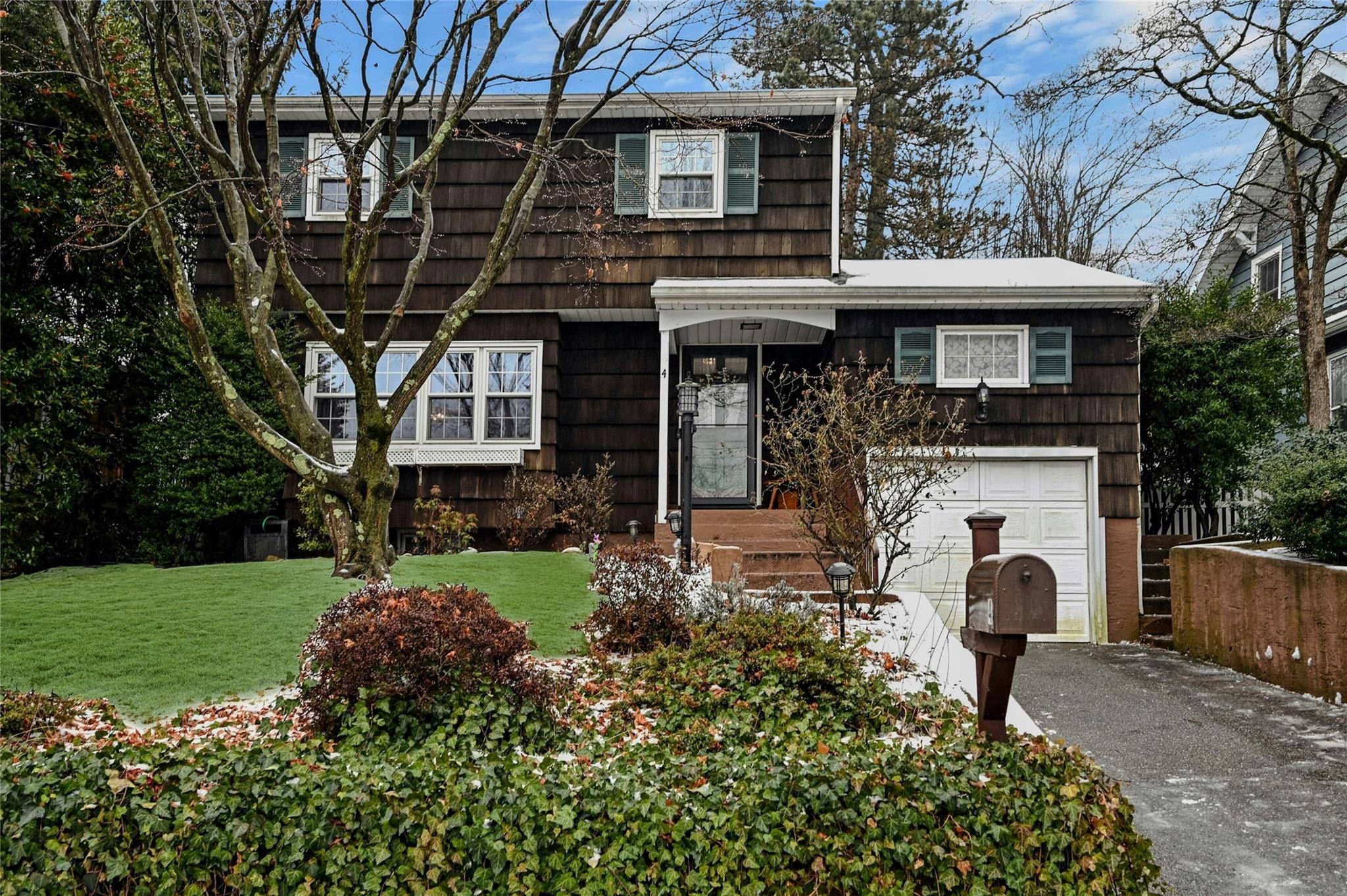 Huntington, NY 11743,4 Crescent DR