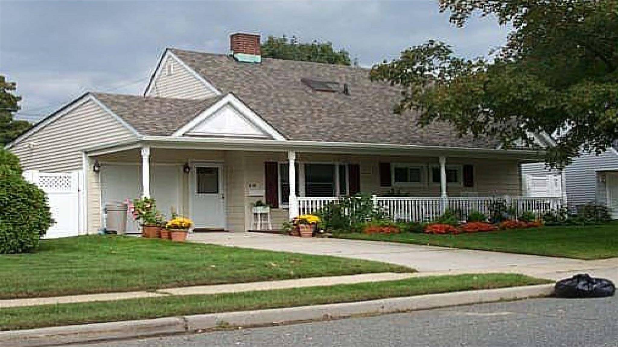 Wantagh, NY 11793,414 Twin Lane South