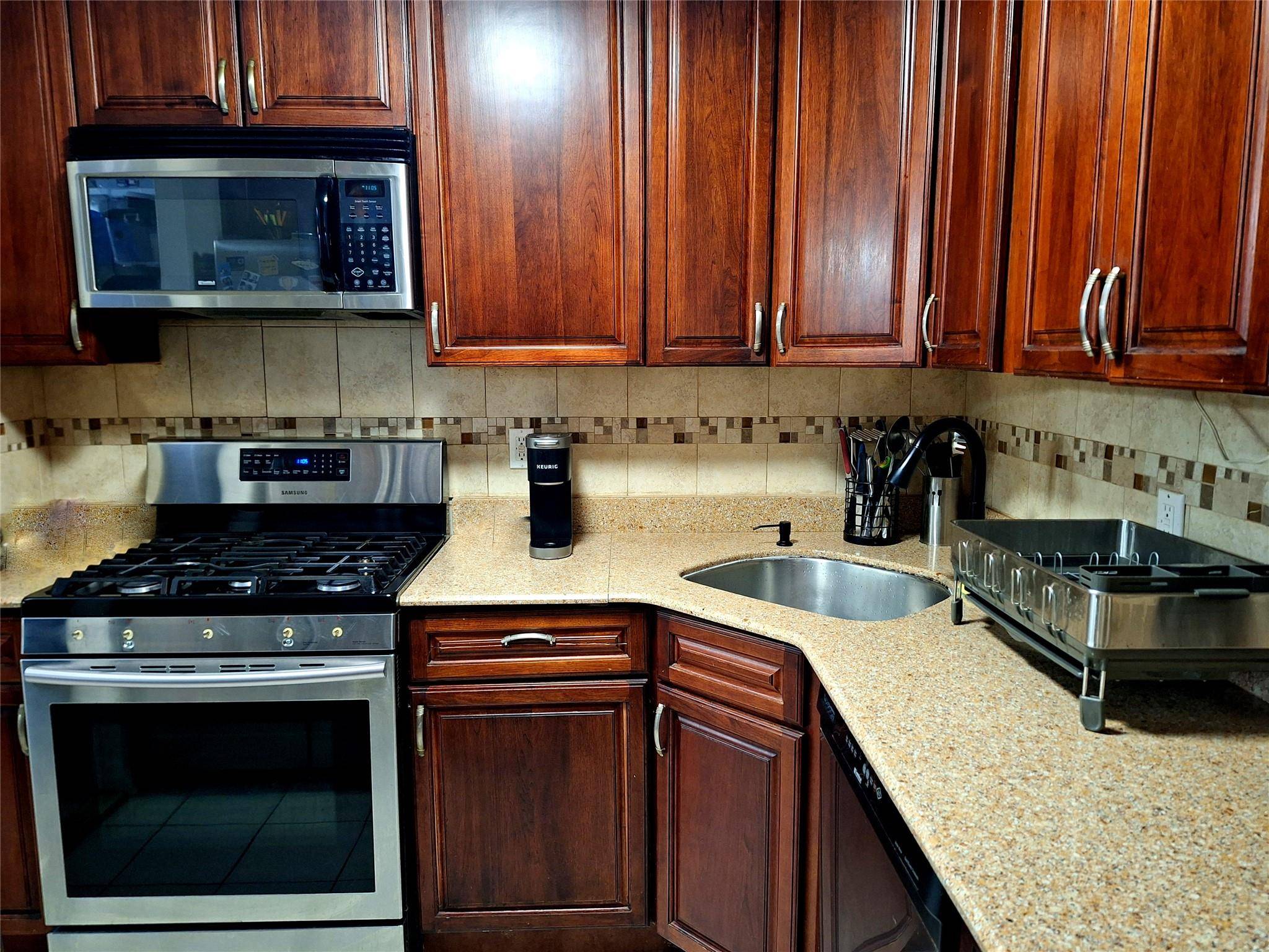 Yonkers, NY 10710,2035 Central Park Ave #1S