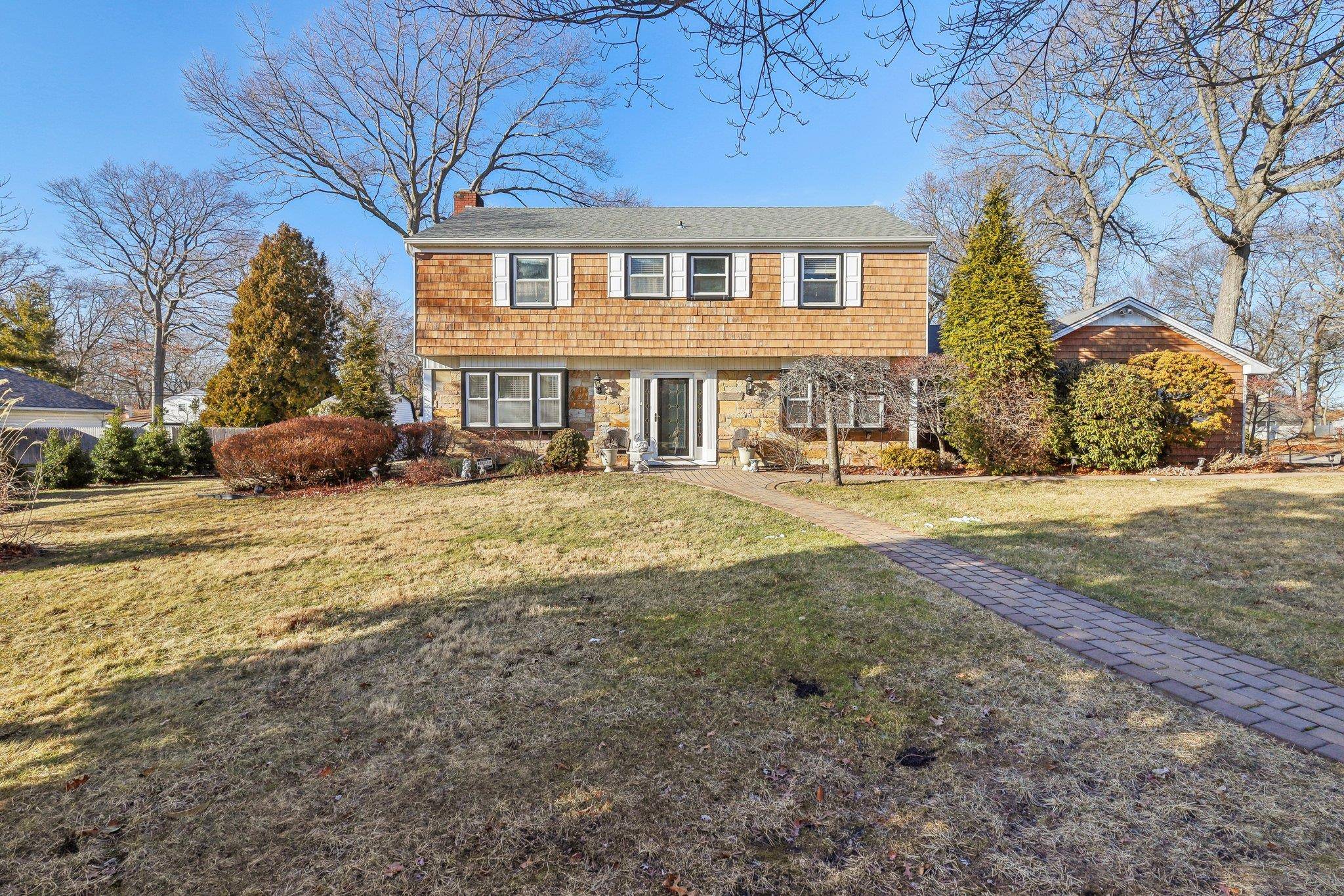 Coram, NY 11727,29 Whitfield LN