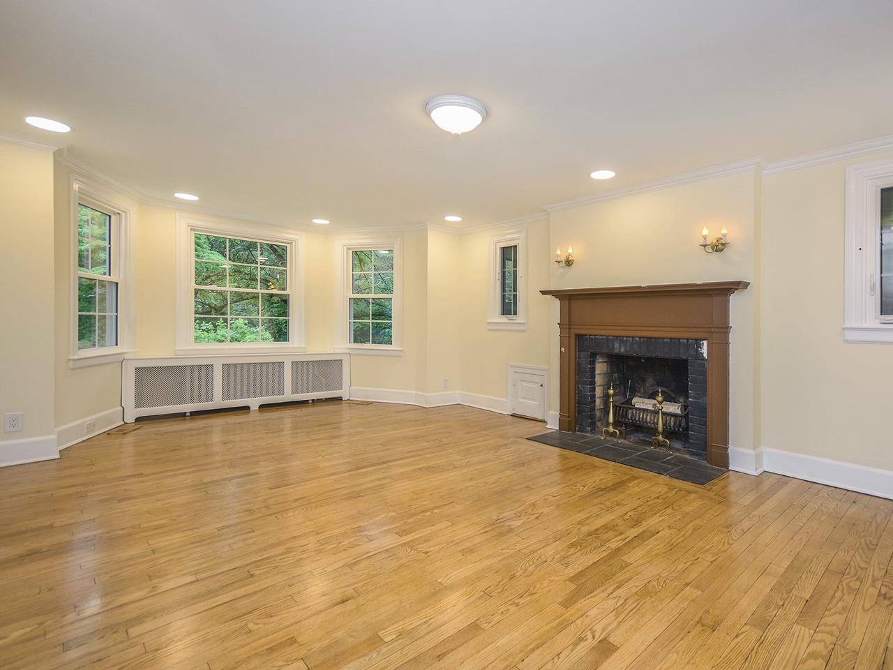 Old Westbury, NY 11568,23 Pinetree LN