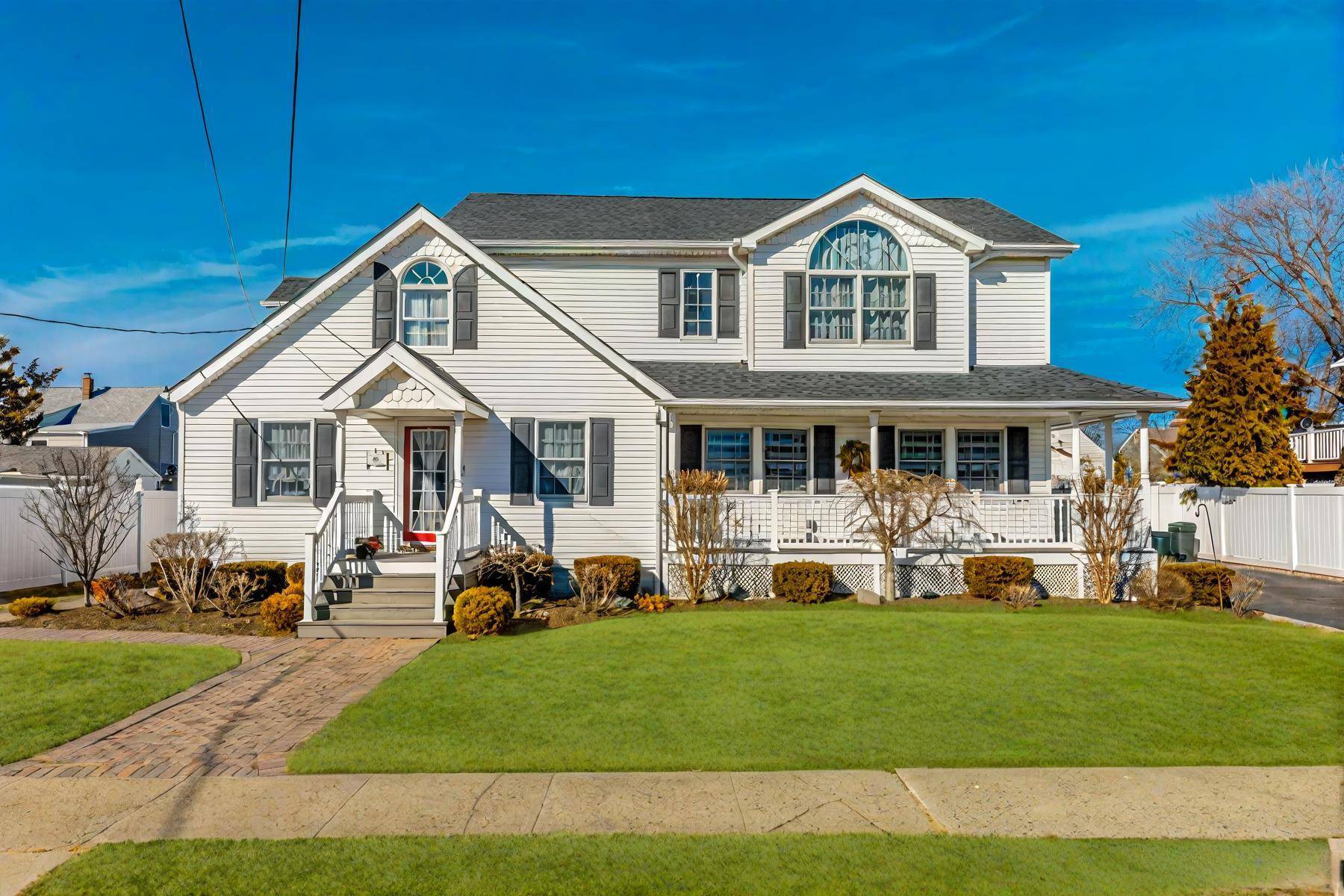 Lindenhurst, NY 11757,66 E Saltaire RD
