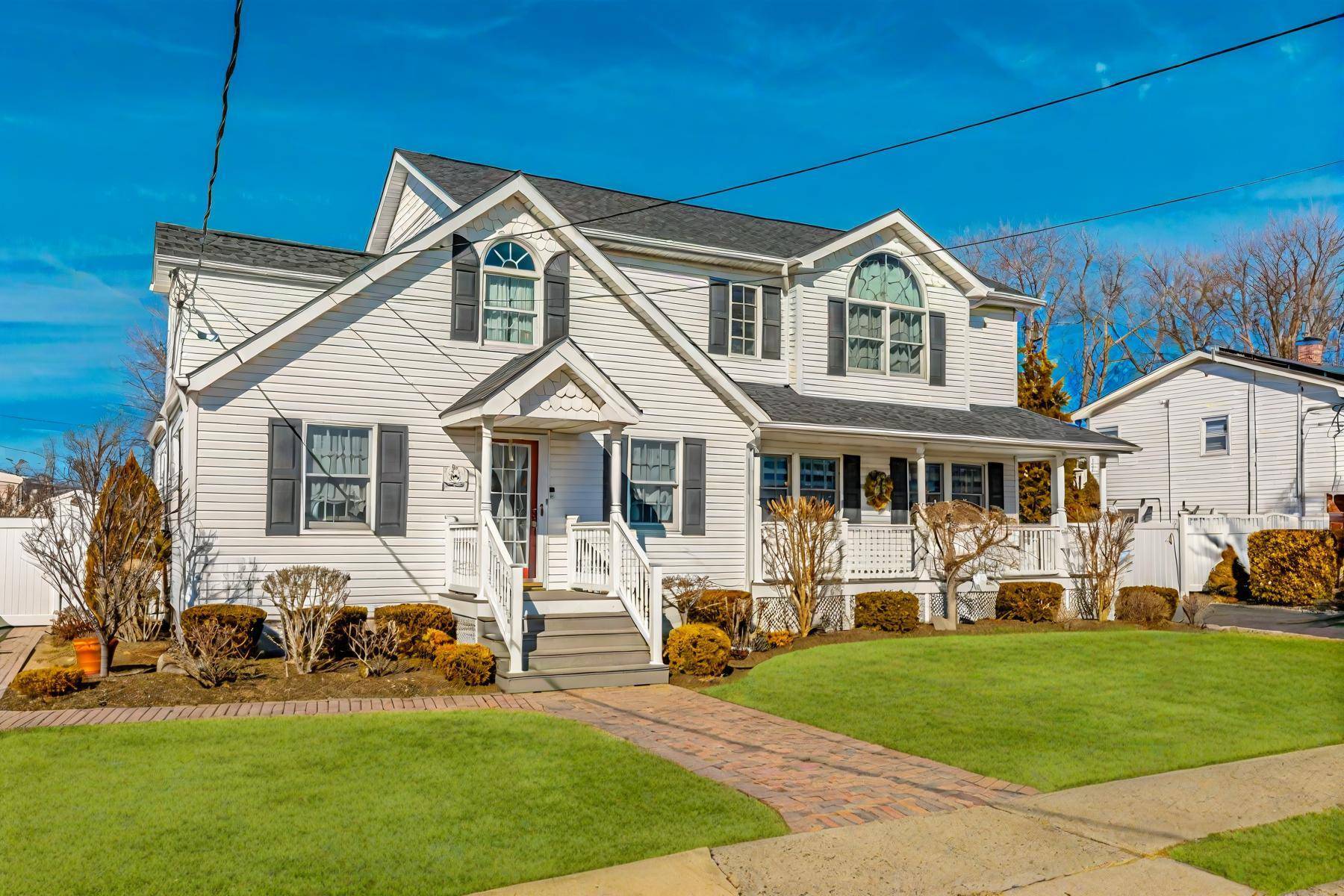 Lindenhurst, NY 11757,66 E Saltaire RD