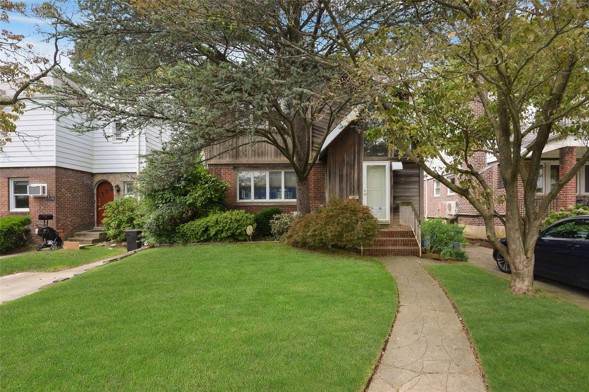 Kew Garden Hills, NY 11367,73-18 137th ST