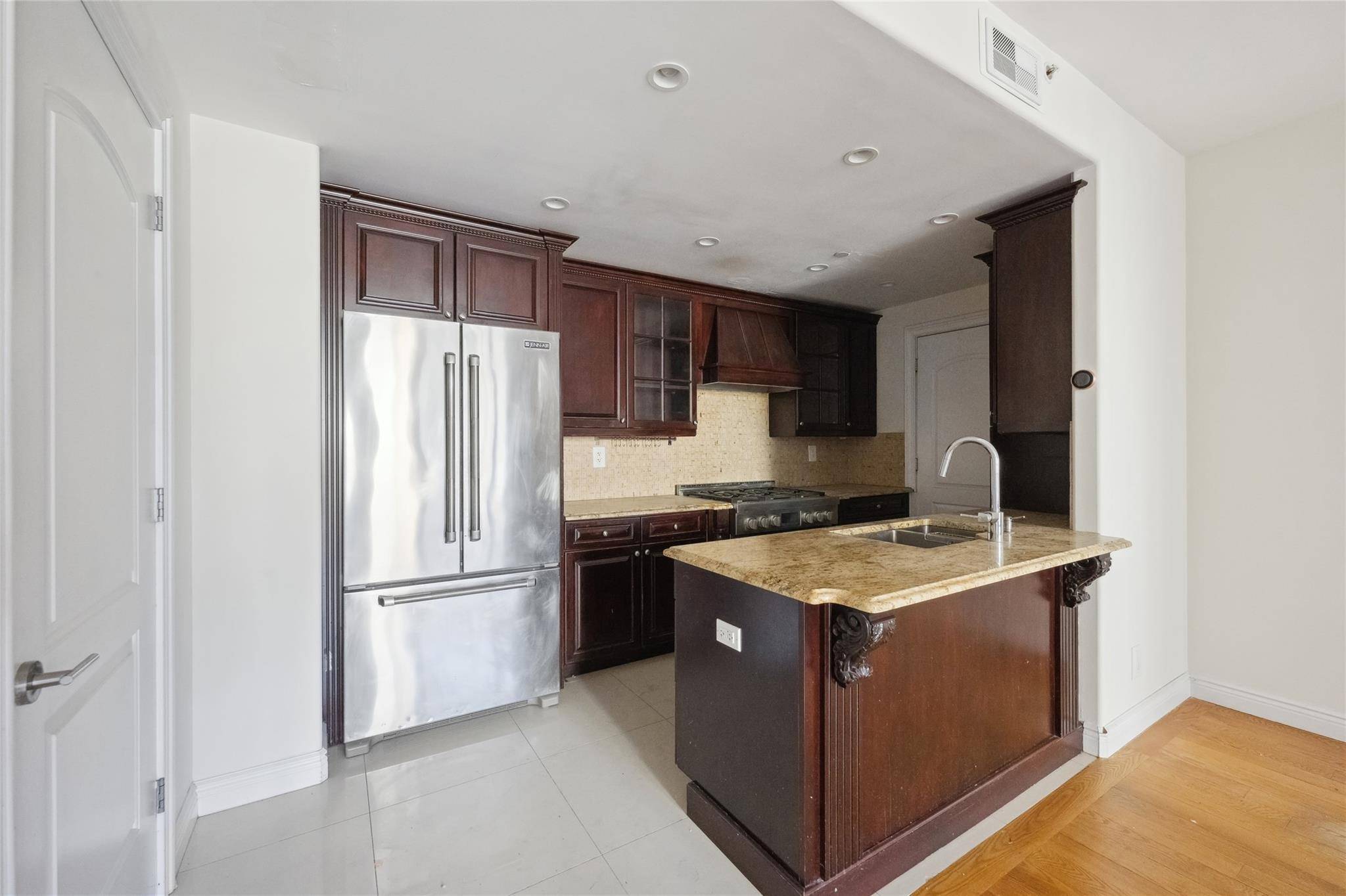 Rego Park, NY 11374,63-36 99th ST #6B