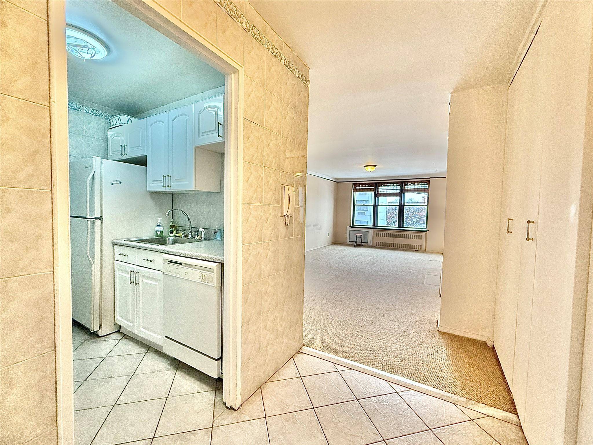 Bronx, NY 10461,1874 Pelham Pkwy #6E