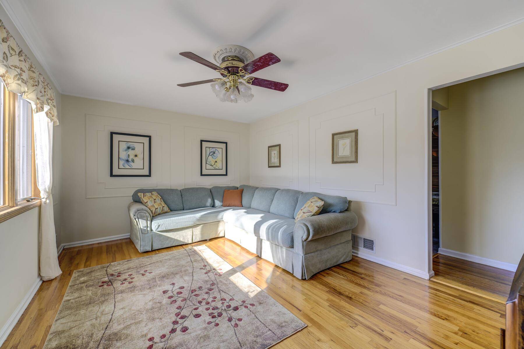 West Babylon, NY 11704,437 17th ST