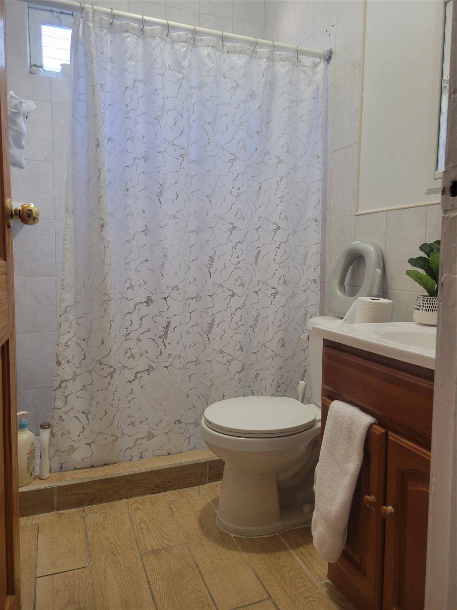 East Elmhurst, NY 11369,32-51 110th St