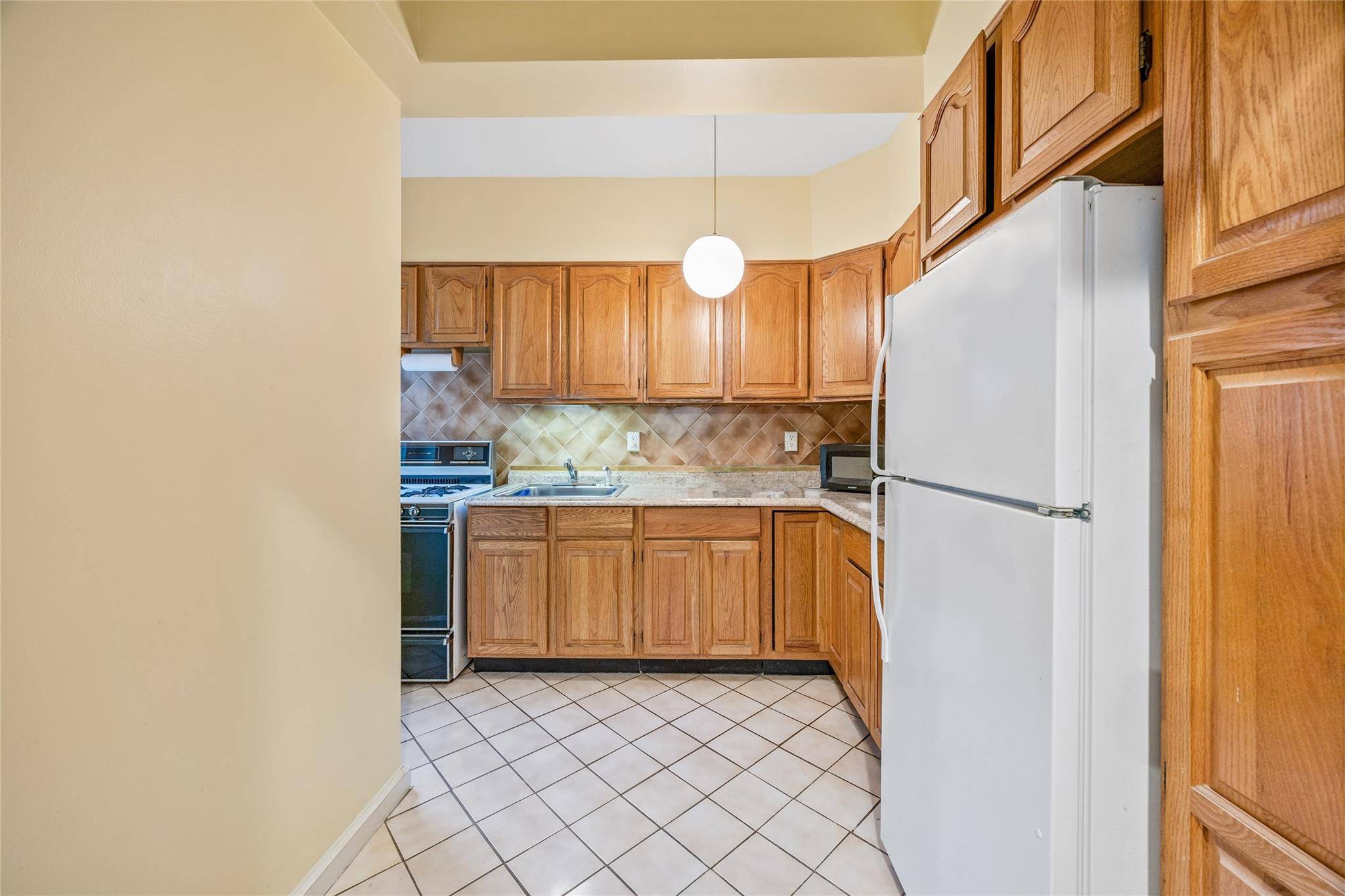New Rochelle, NY 10805,210 Pelham RD #2L