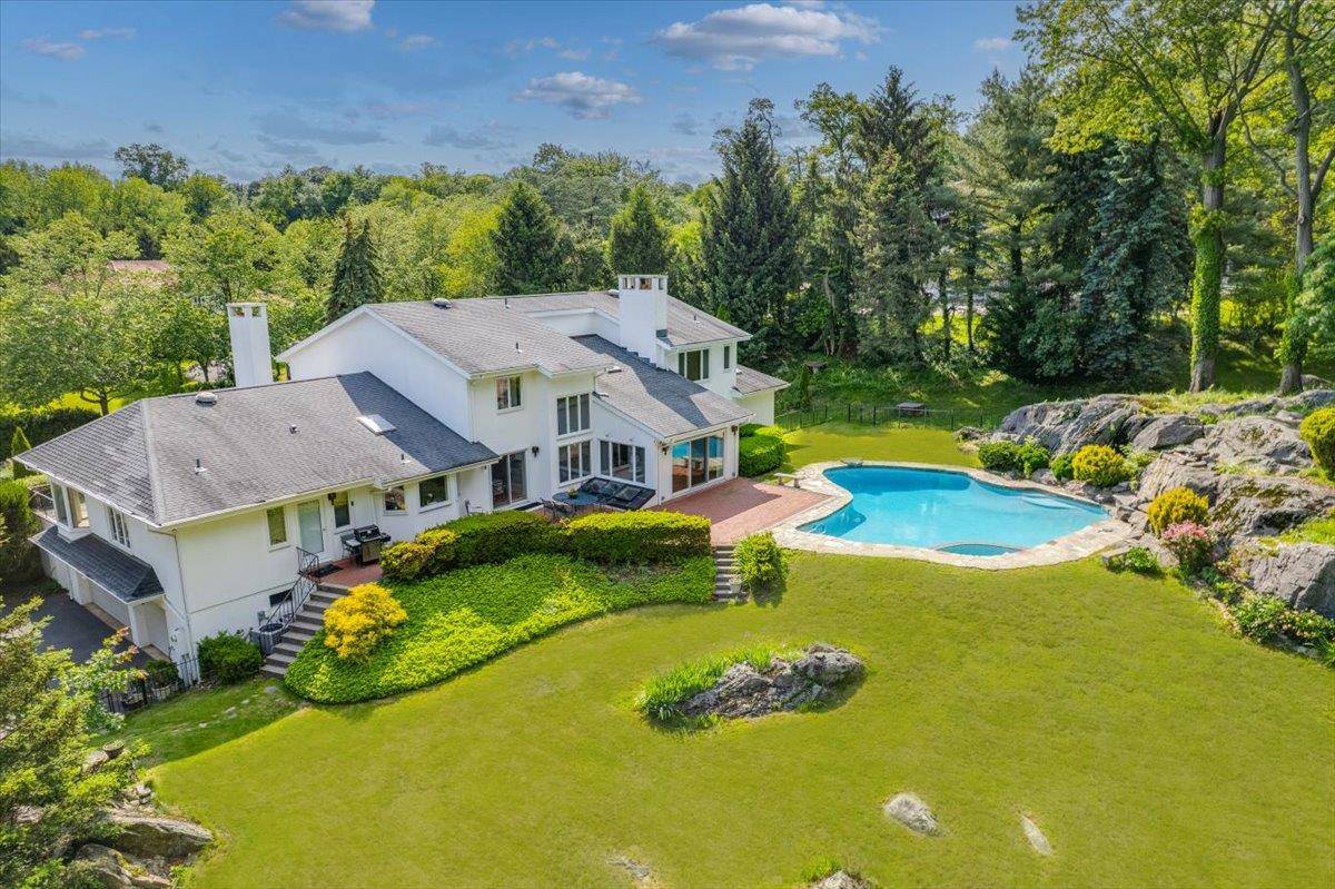 Rye, NY 10580,14 Lakeside DR