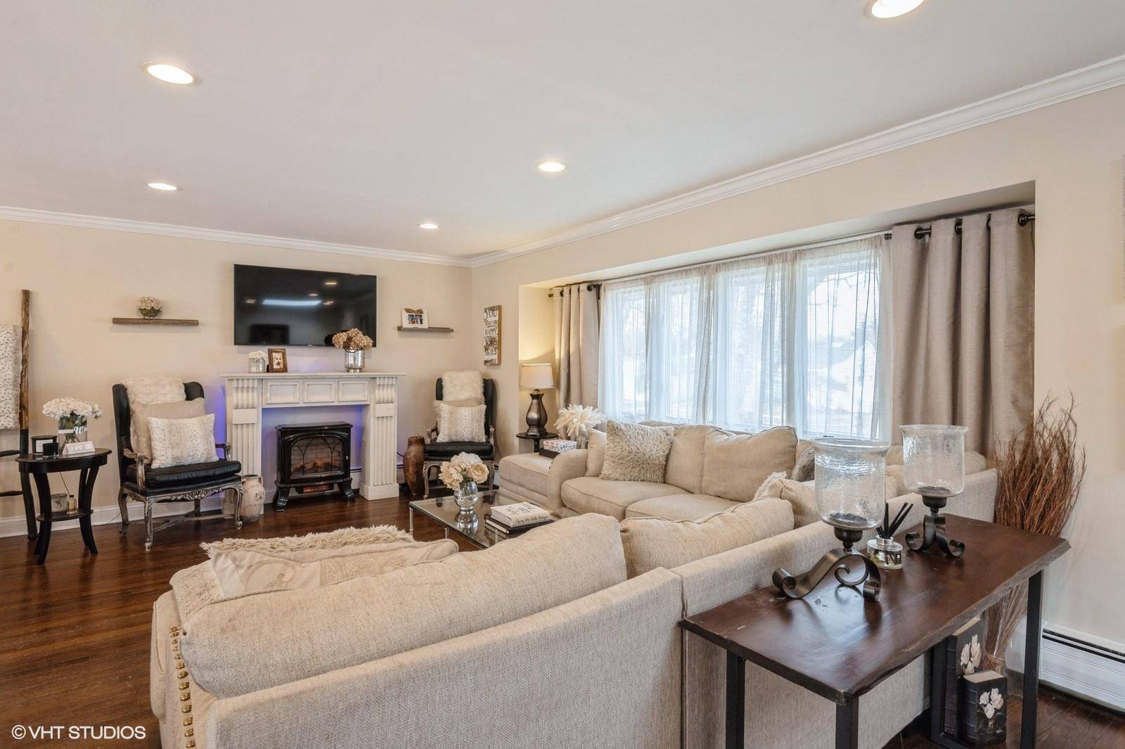 Old Bethpage, NY 11804,10 Pasture LN