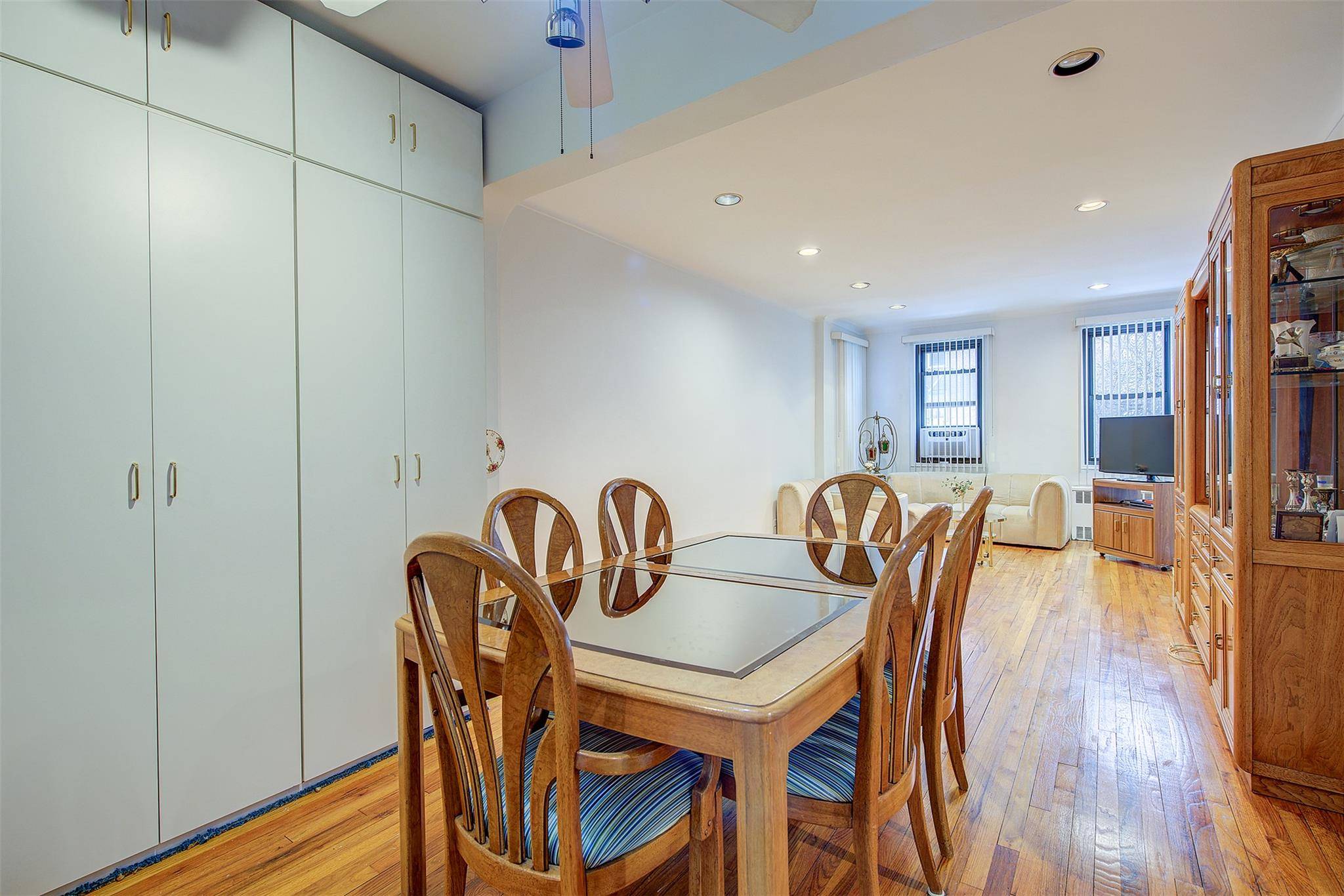 Forest Hills, NY 11375,69-60 108th ST #308