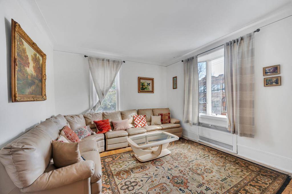 Middle Village, NY 11379,75-33 67th Road