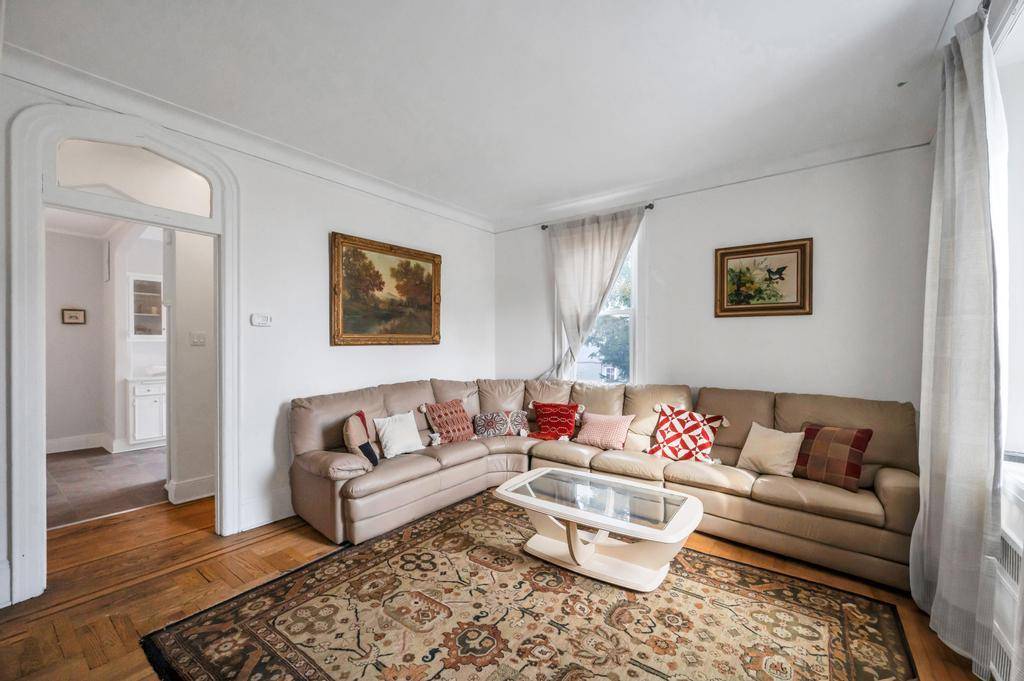 Middle Village, NY 11379,75-33 67th Road