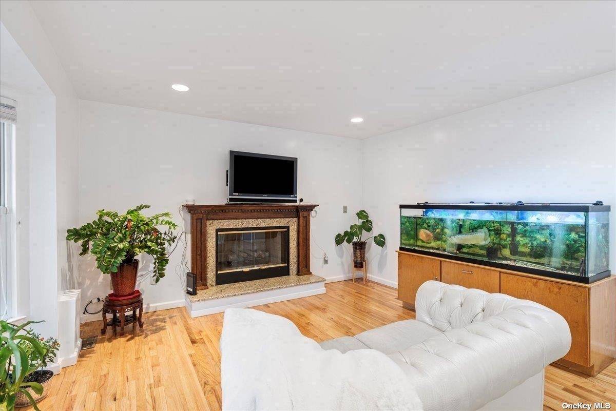 Dix Hills, NY 11746,35 Trescott ST