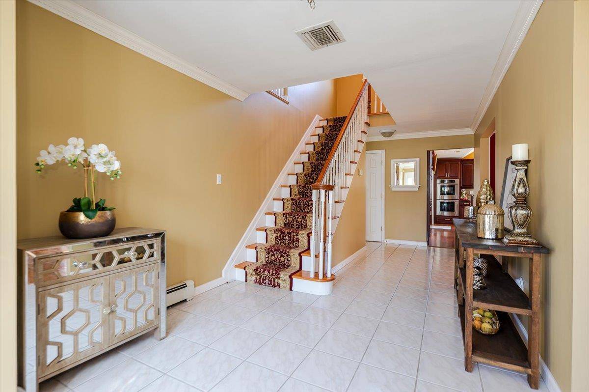 Greenlawn, NY 11740,6 Colony CT