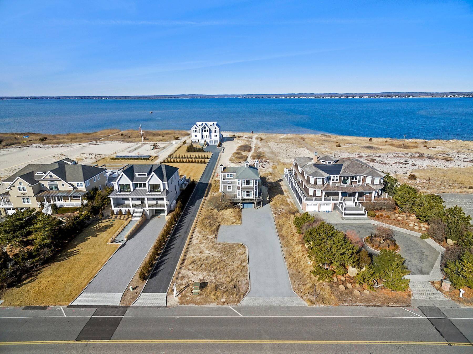 Westhampton Dunes, NY 11978,772 Dune RD