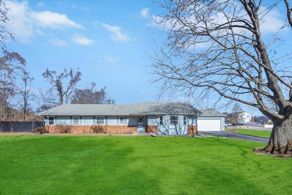Coram, NY 11727,3 Maywood LN