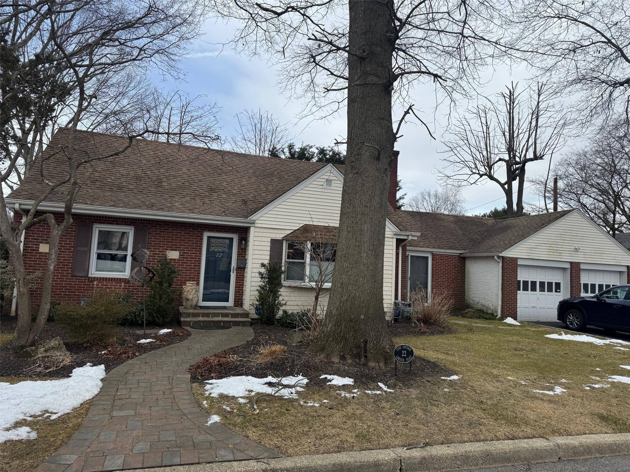 Glen Cove, NY 11542,22 Lincoln PL #2nd floor