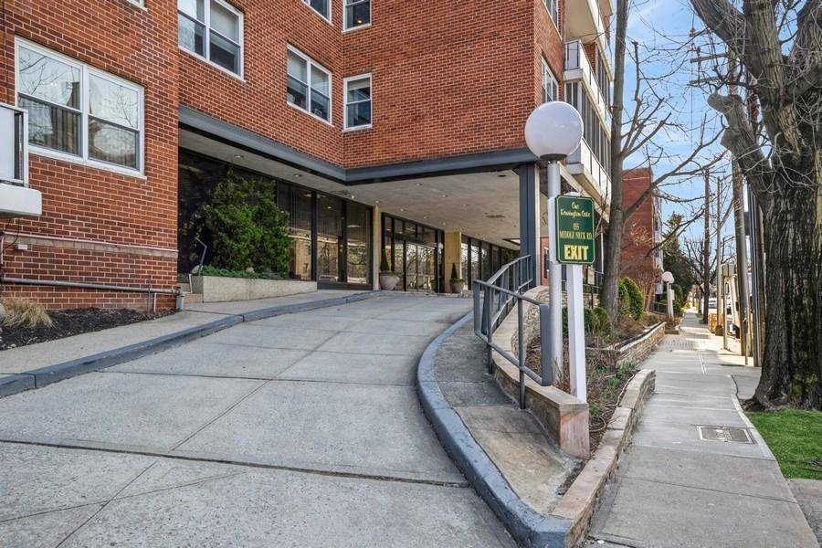 Great Neck, NY 11021,1 Kensington Gate #222