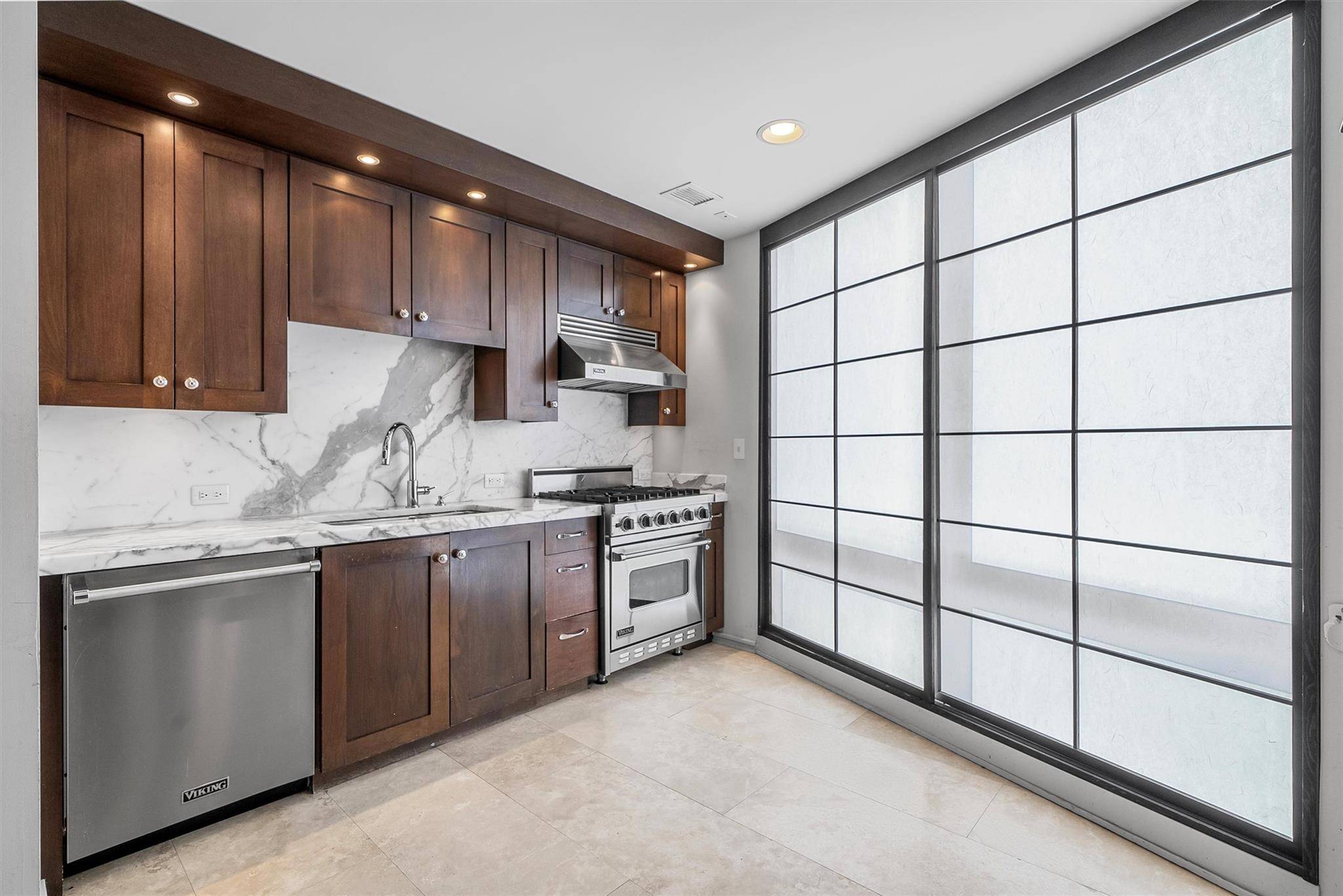 White Plains, NY 10601,1 Renaissance SQ #12E