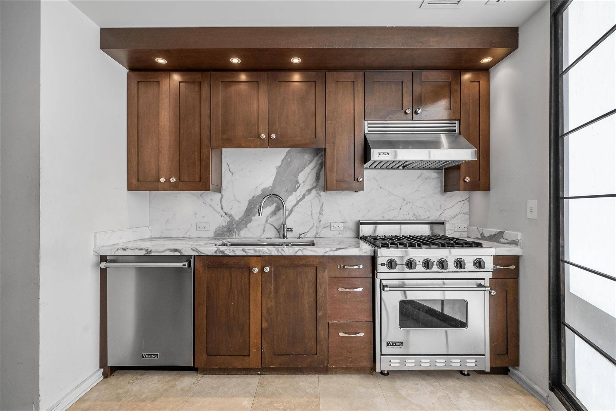 White Plains, NY 10601,1 Renaissance SQ #12E