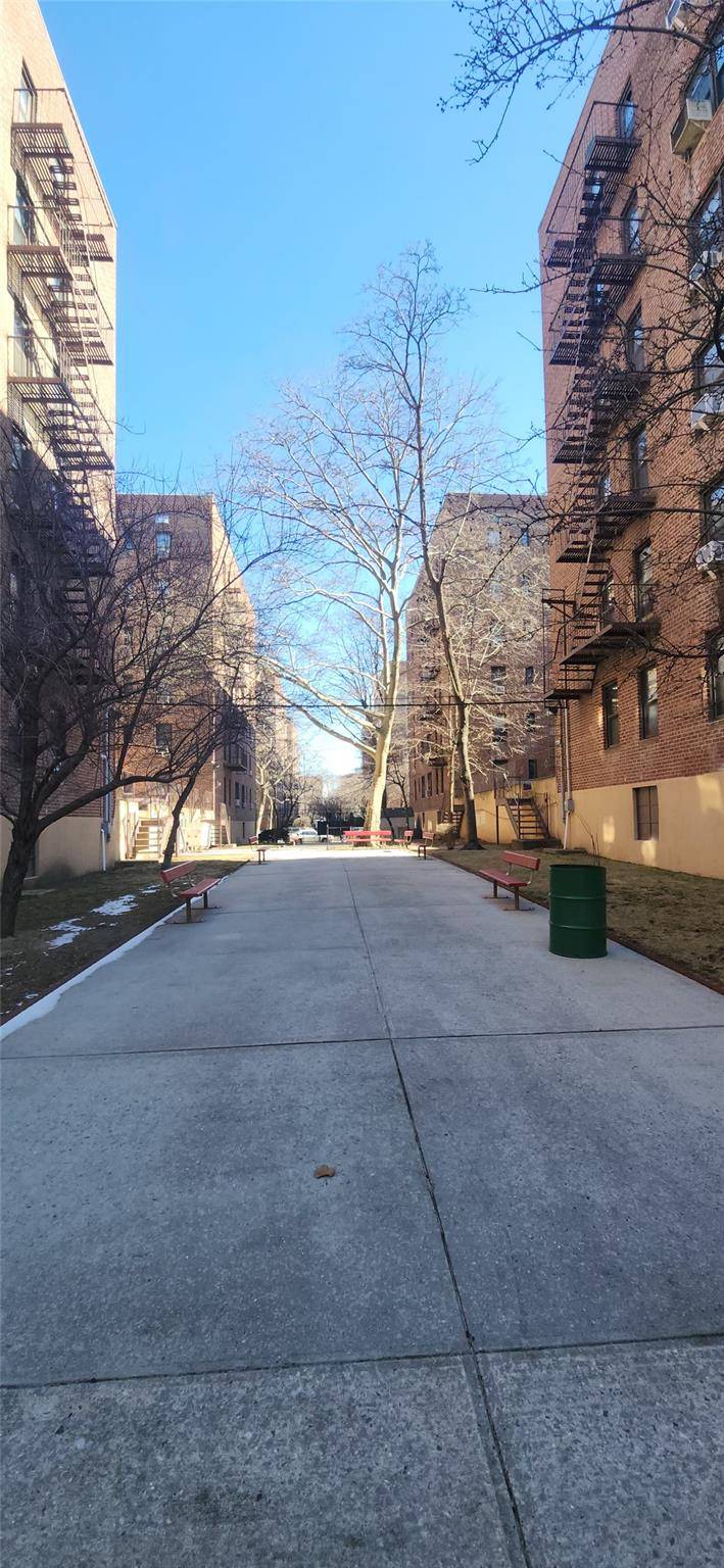 Jackson Heights, NY 11372,33-07 91st ST #3B