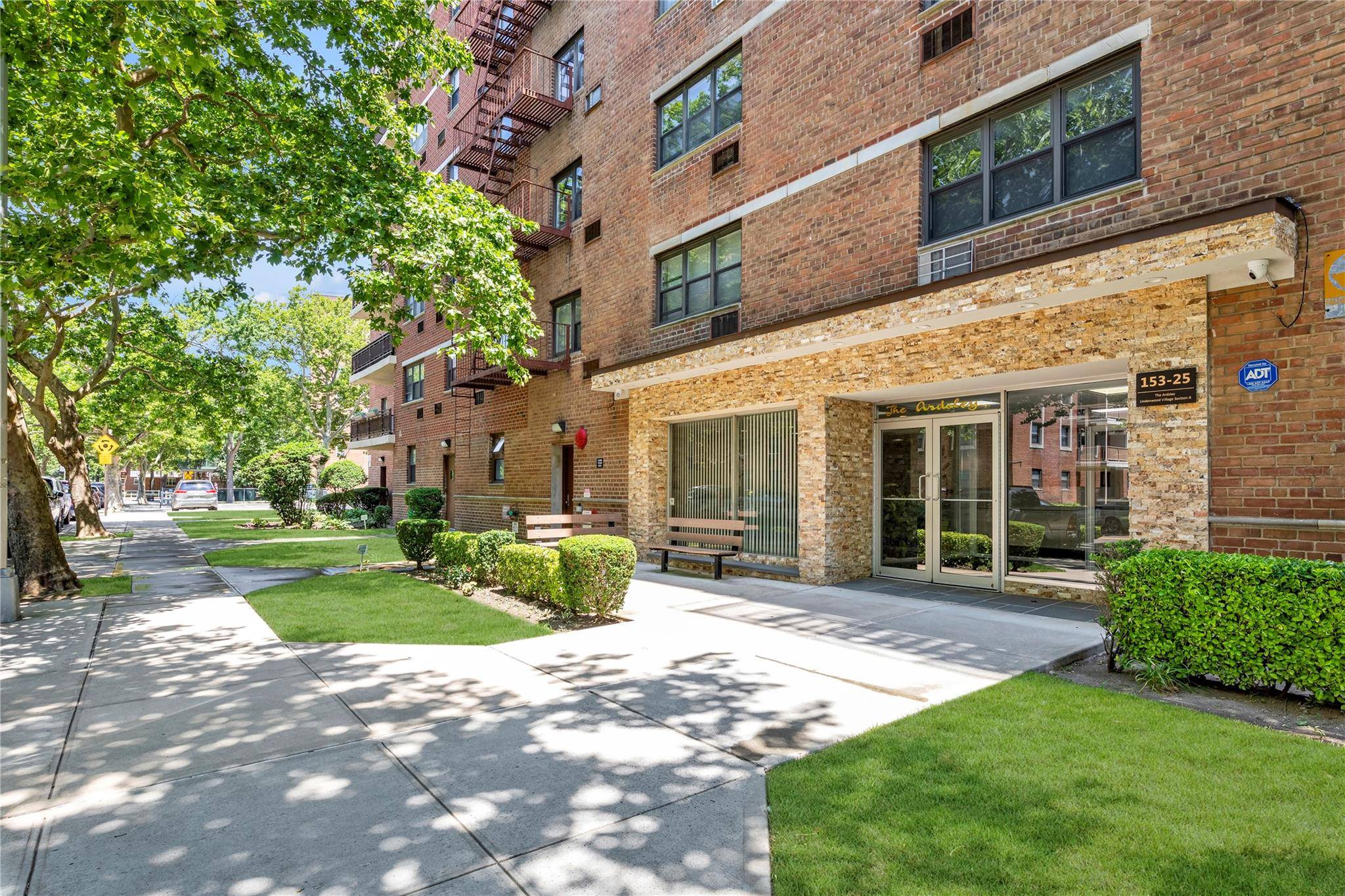 Howard Beach, NY 11414,153-25 88 ST #4N