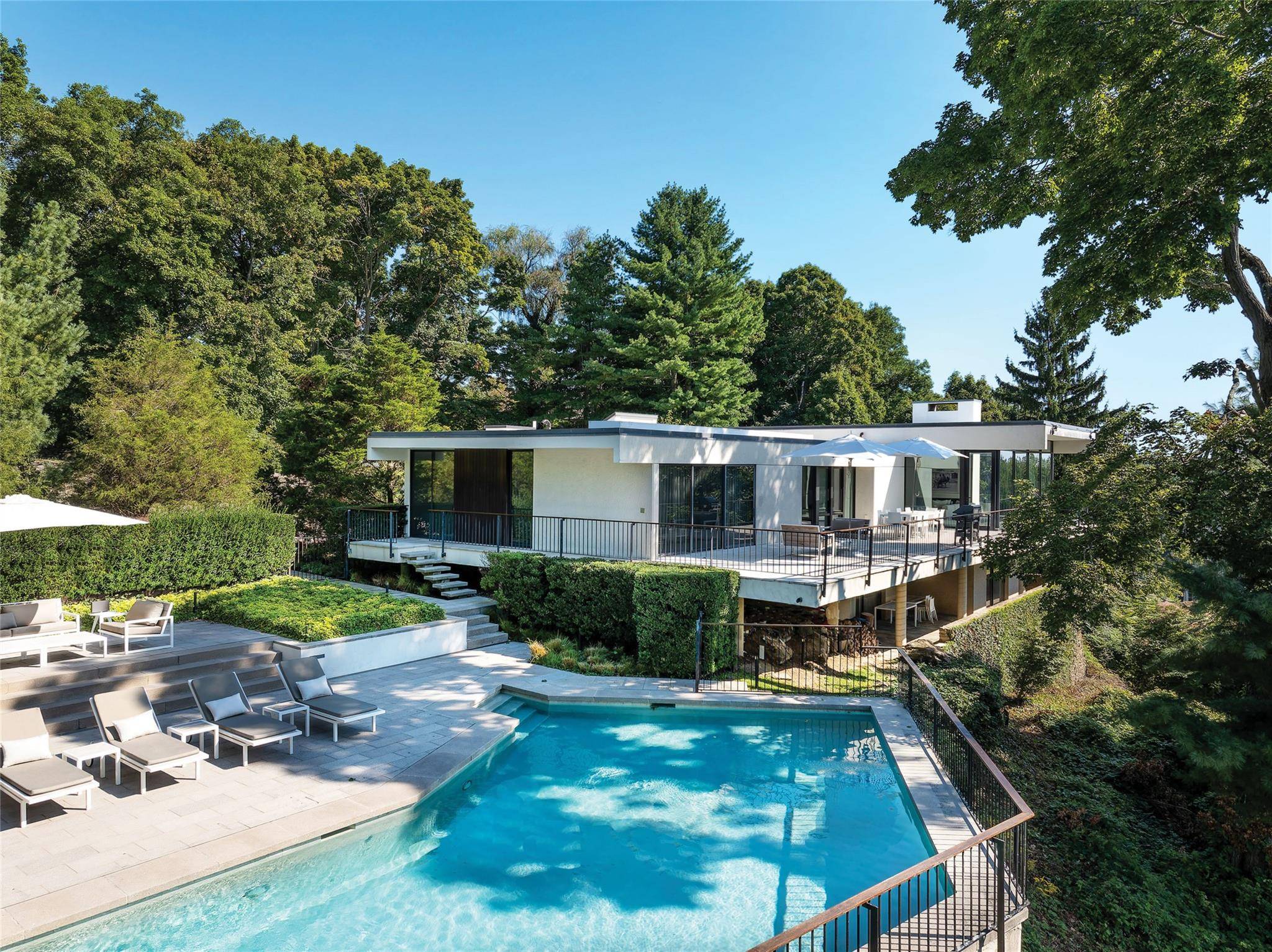Rye, NY 10580,17 Pilgrim RD