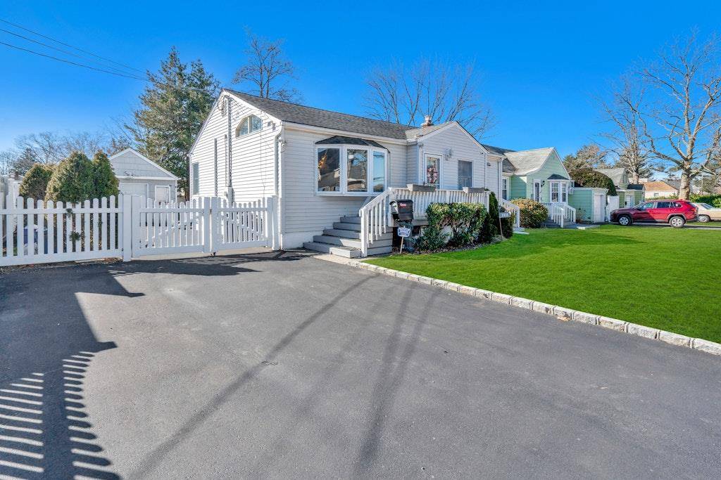 West Babylon, NY 11704,168 Arnold AVE