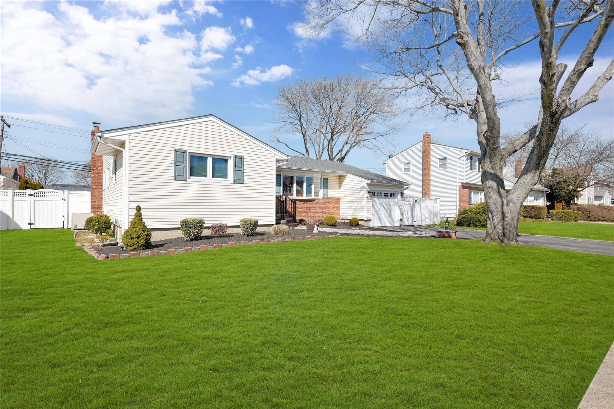 Farmingdale, NY 11735,21 Daniel DR