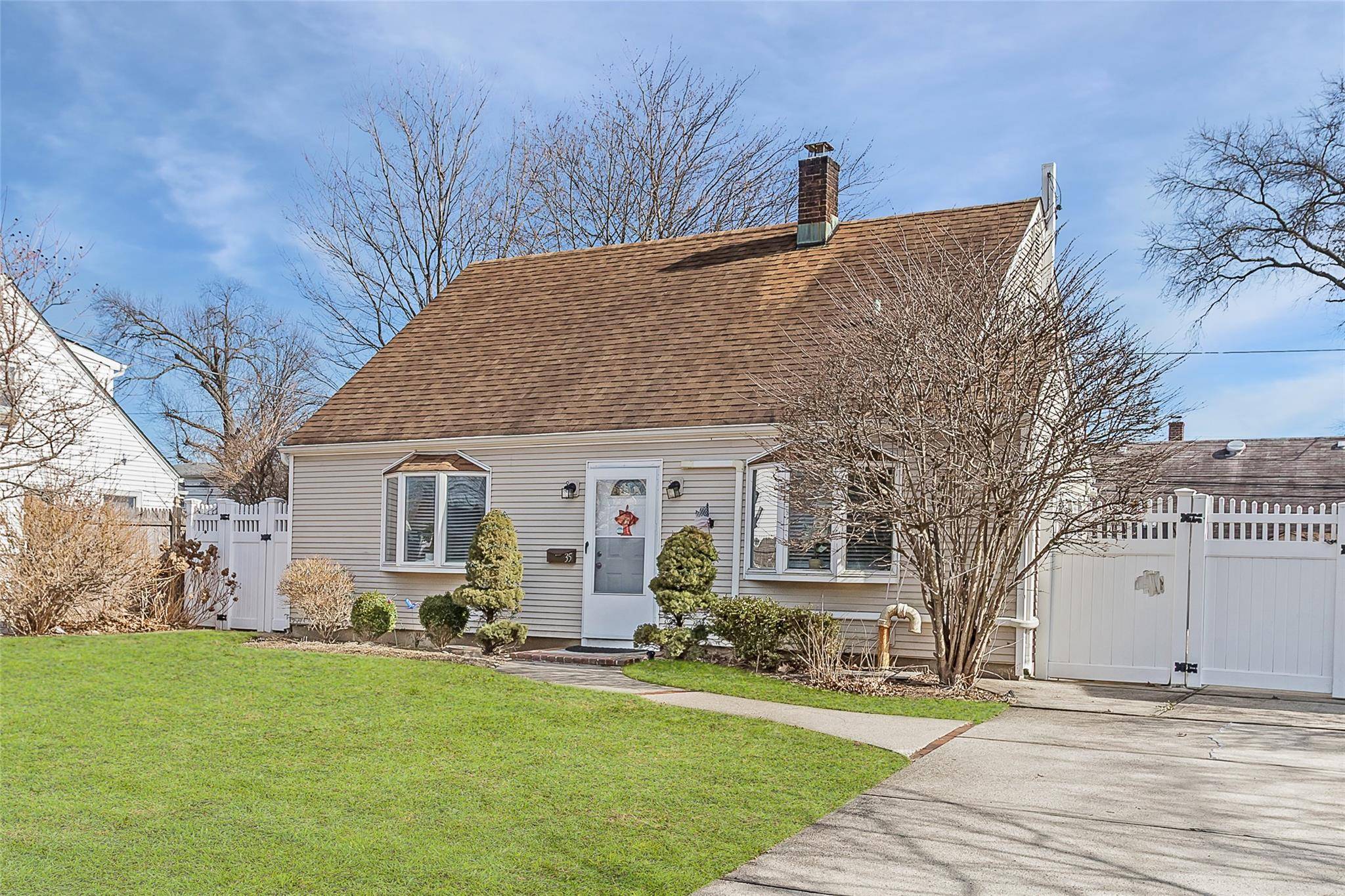 Levittown, NY 11756,35 Buttercup LN
