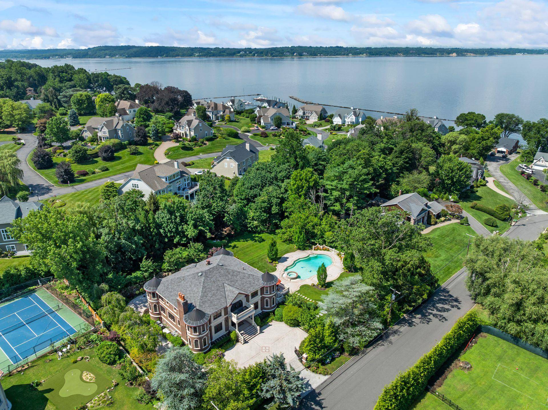 Glen Cove, NY 11542,28 Whitney CIR