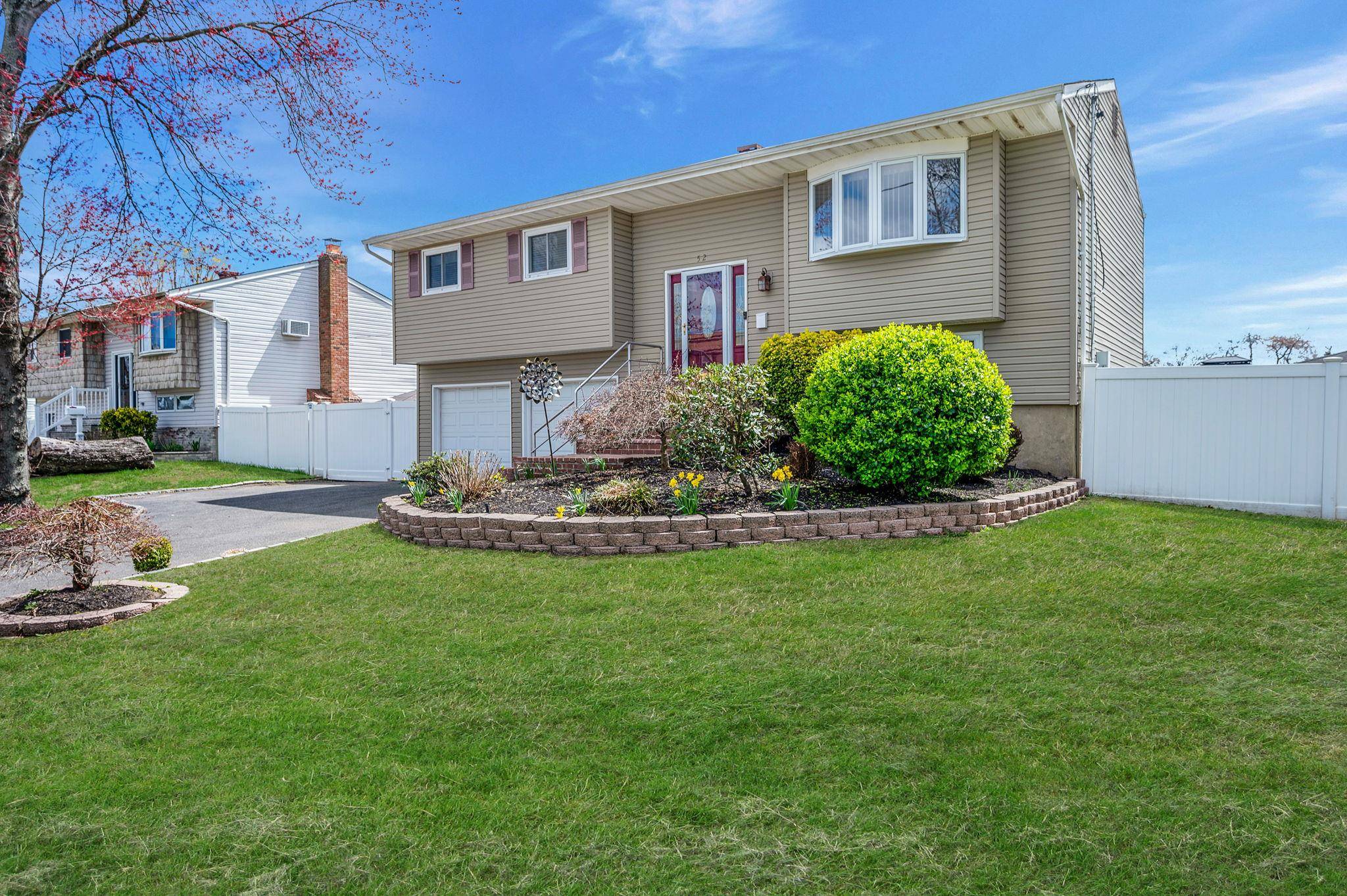 Bay Shore, NY 11706,52 California AVE