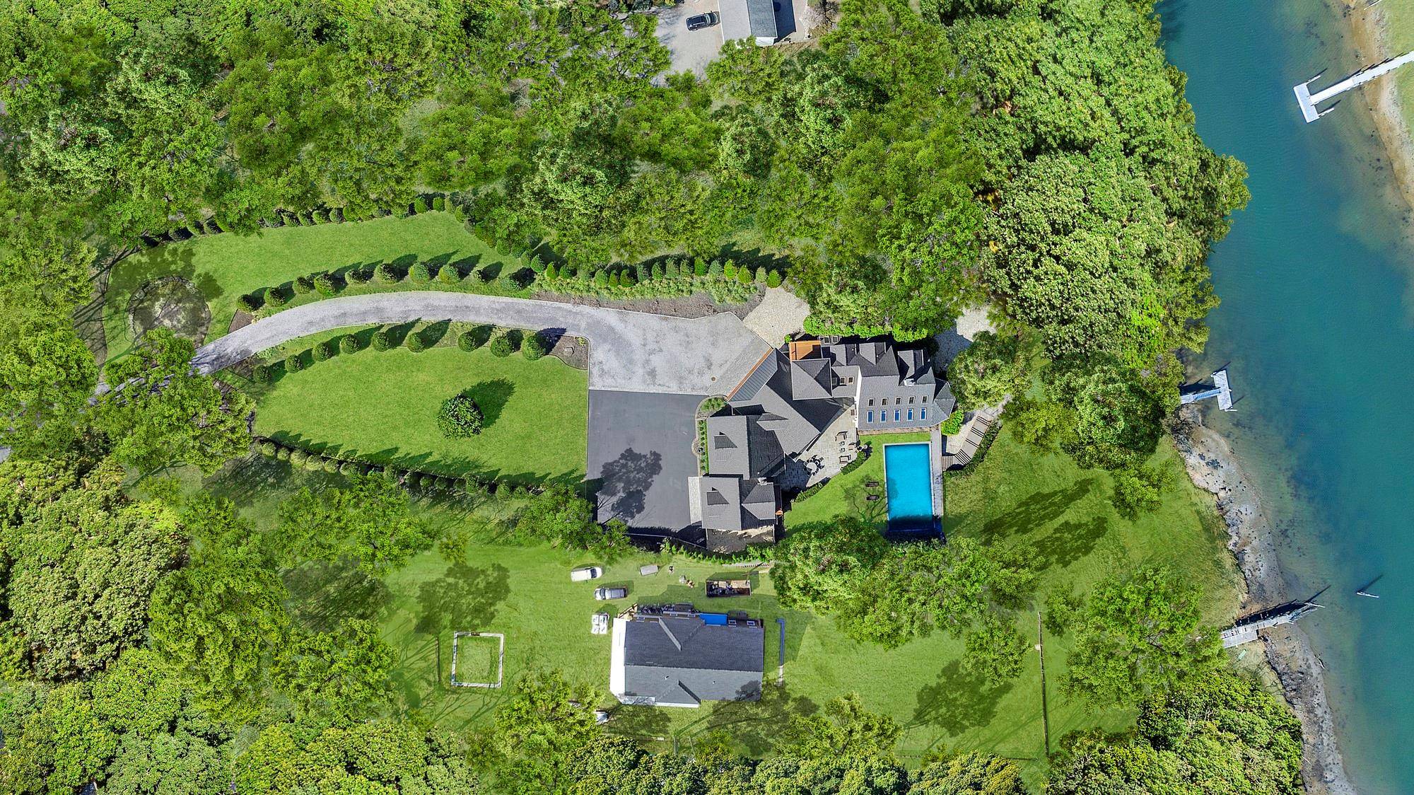 Mattituck, NY 11952,3200 Cox Neck RD