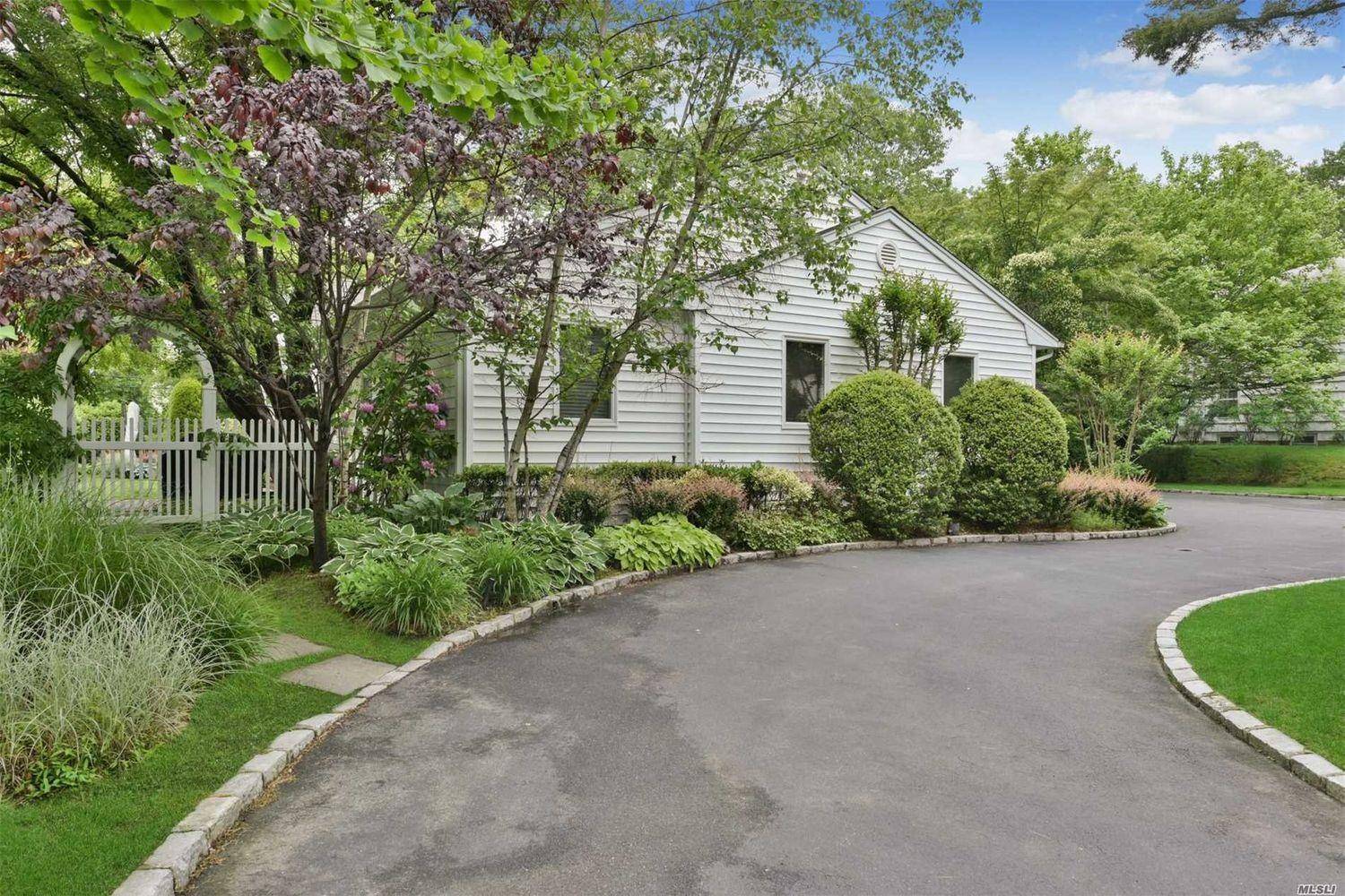 East Hills, NY 11576,45 Poplar DR