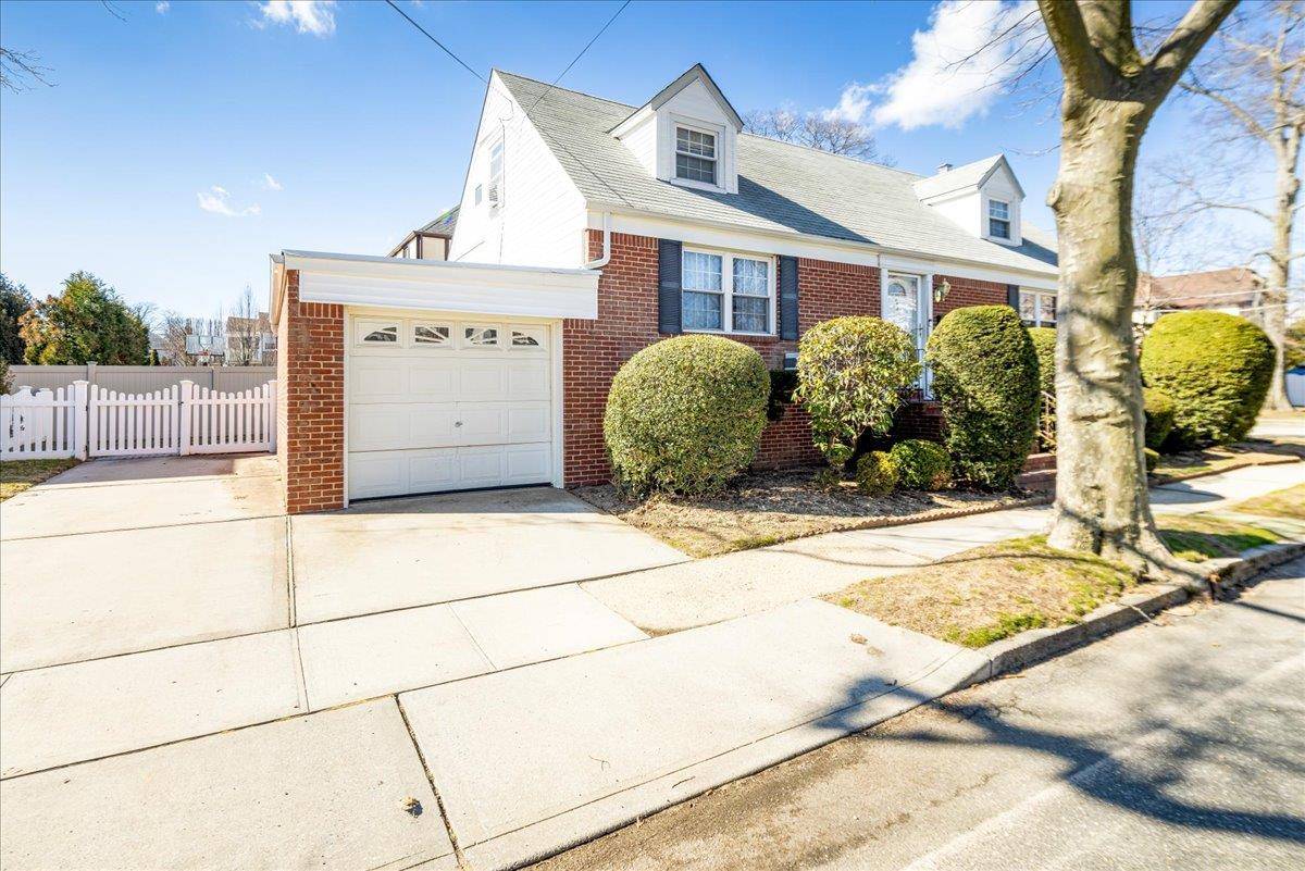 Lynbrook, NY 11563,8 Garden DR