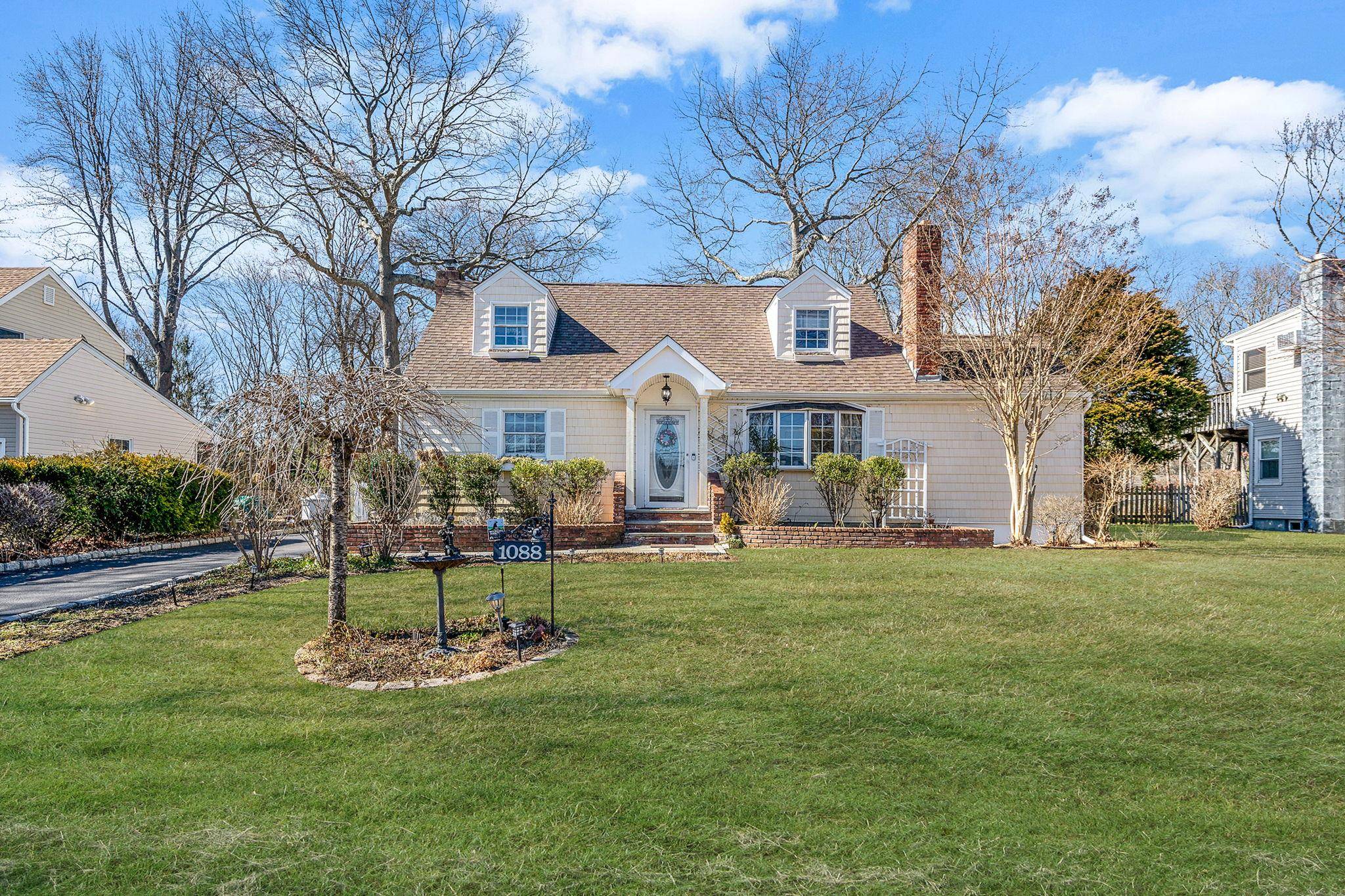 Bay Shore, NY 11706,1088 Oakneck RD