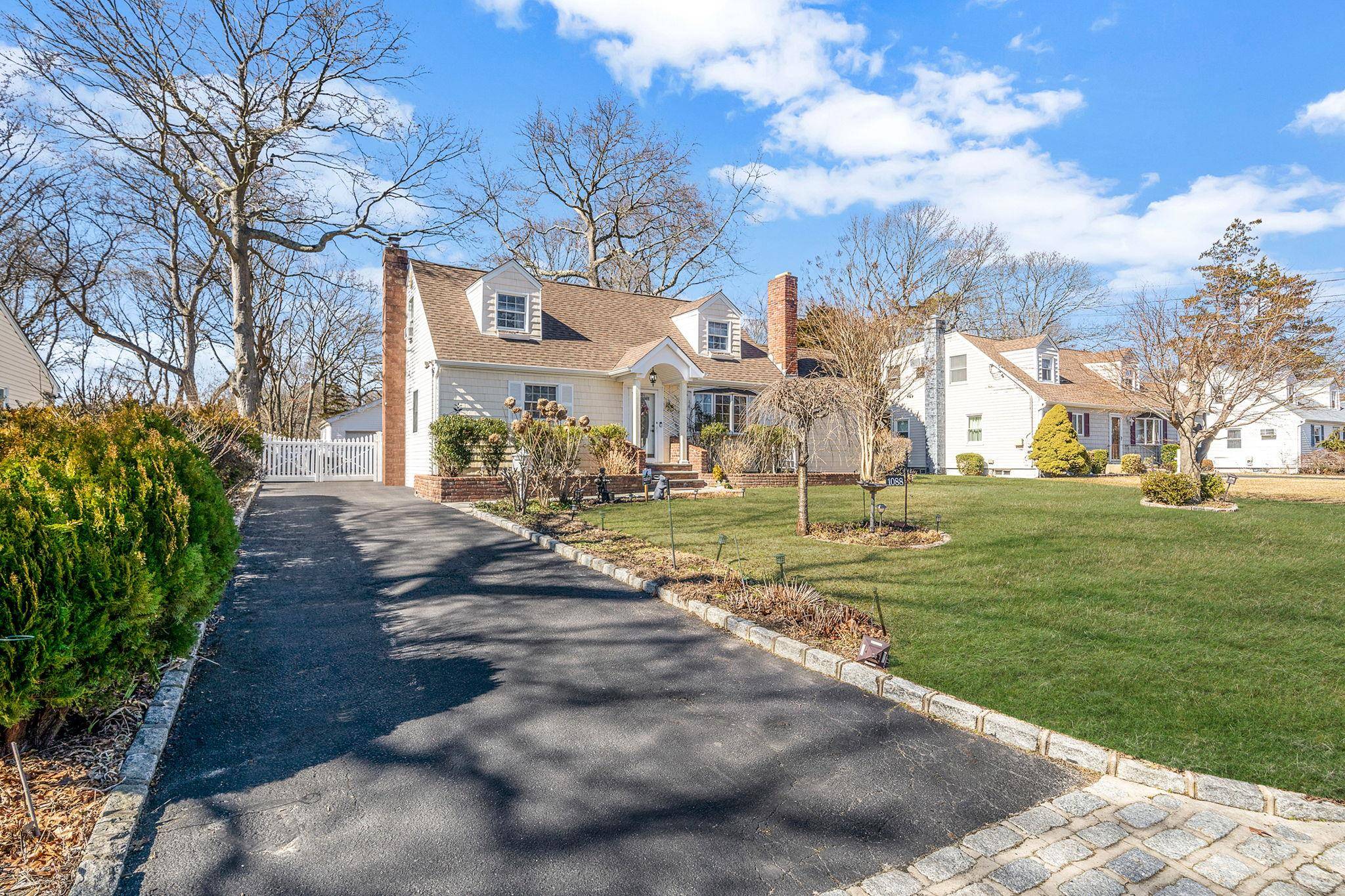 Bay Shore, NY 11706,1088 Oakneck RD