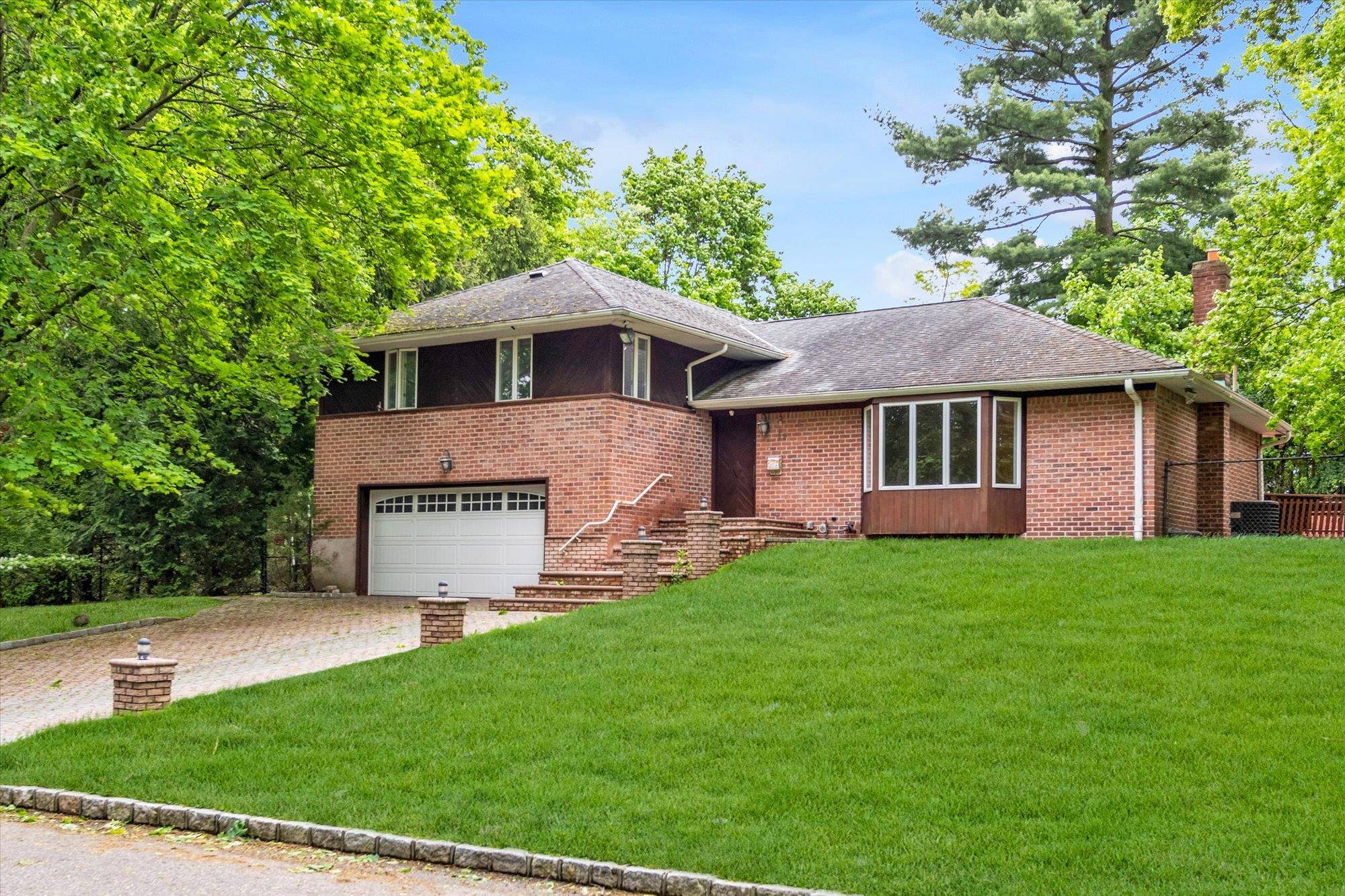 Roslyn, NY 11576,22 Junard DR