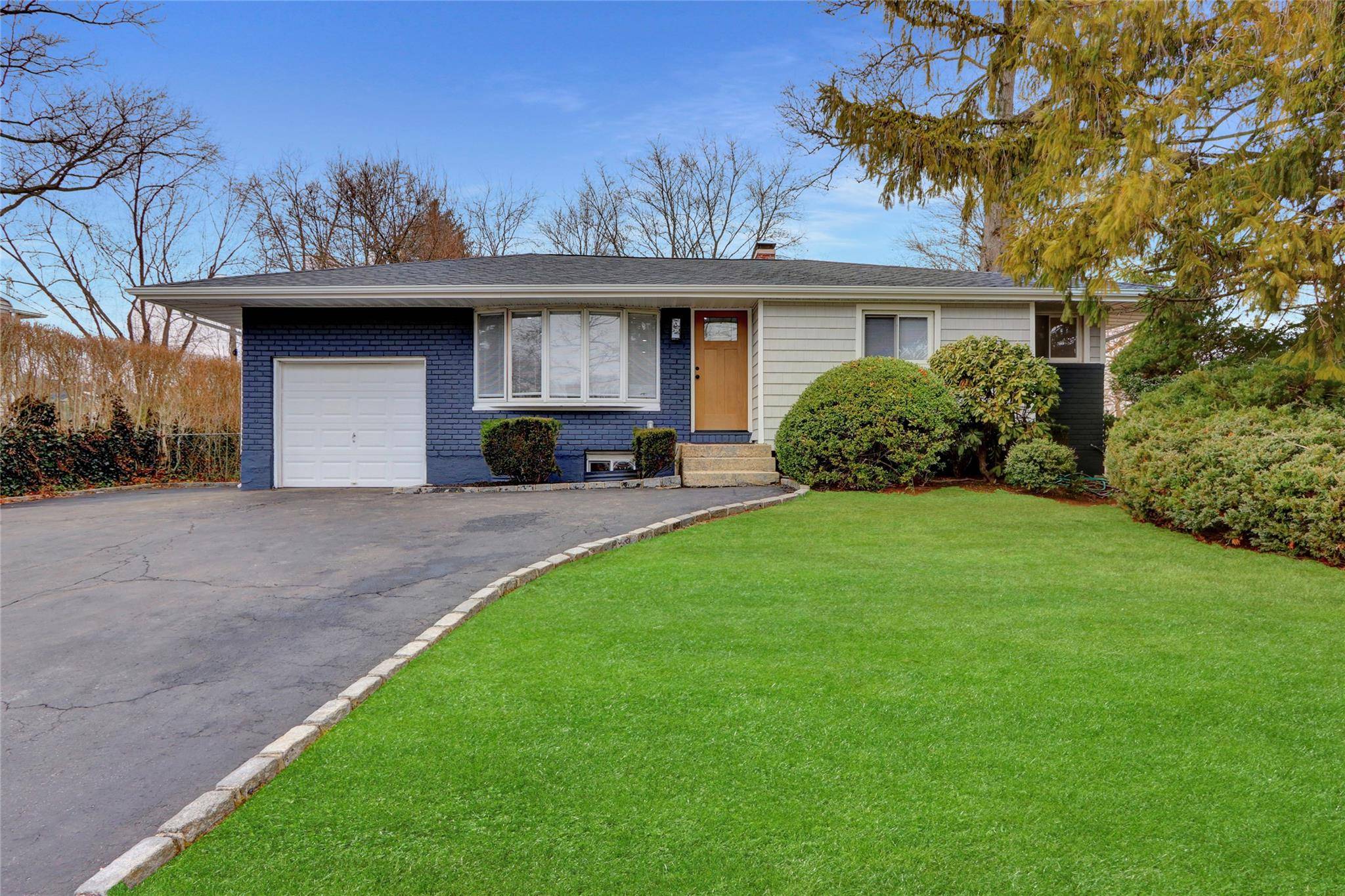 Commack, NY 11725,1 Donna LN
